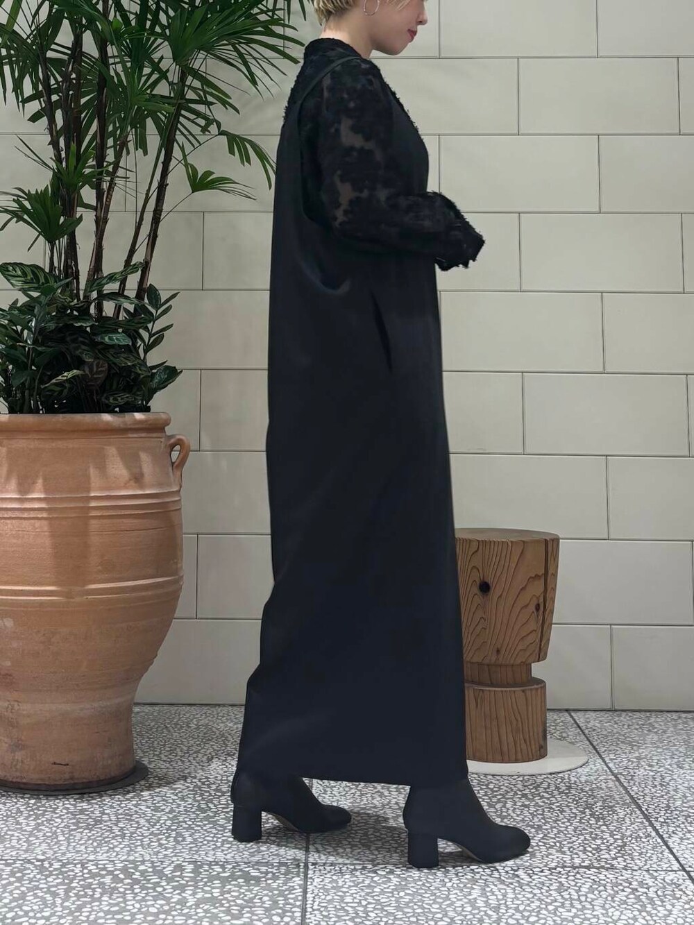 ブラック系のブーツ、ブラック系のシャツ/ブラウス、グレー系のワンピースを着用したレディースの冬コーディネートの2枚目の写真