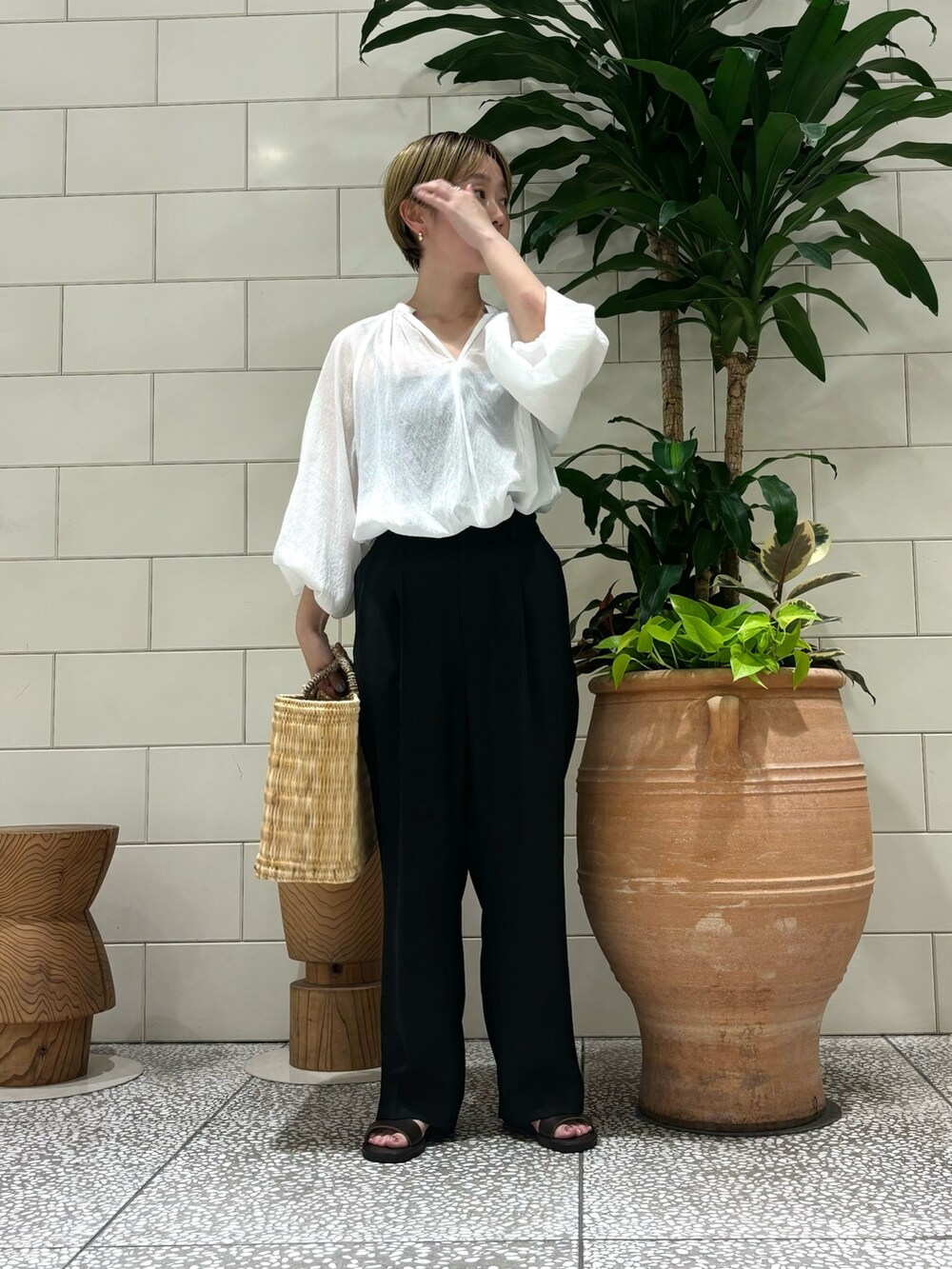 「プチプラ、きれいめカジュアル、お出かけコーデ、シアートップス」｜「URBAN RESEARCHのストローカゴバッグ（ハンドバッグ、ベージュ系）」を使った、MINAMIさん（レディース・158cm）の夏コーディネートの3枚目の写真