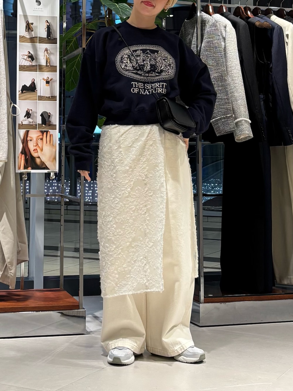 「今日のコーデ、着回しコーデ、カジュアルスタイル、春服、冬服、パンツスタイル、レイヤードスタイル、スウェット、デニム、ダウンジャケット」｜「URBAN RESEARCHのキルティングドロストダウンコート（ダウンジャケット/コート、グレー系）」を使った、MINAMIさん（レディース・158cm）の冬コーディネートの2枚目の写真