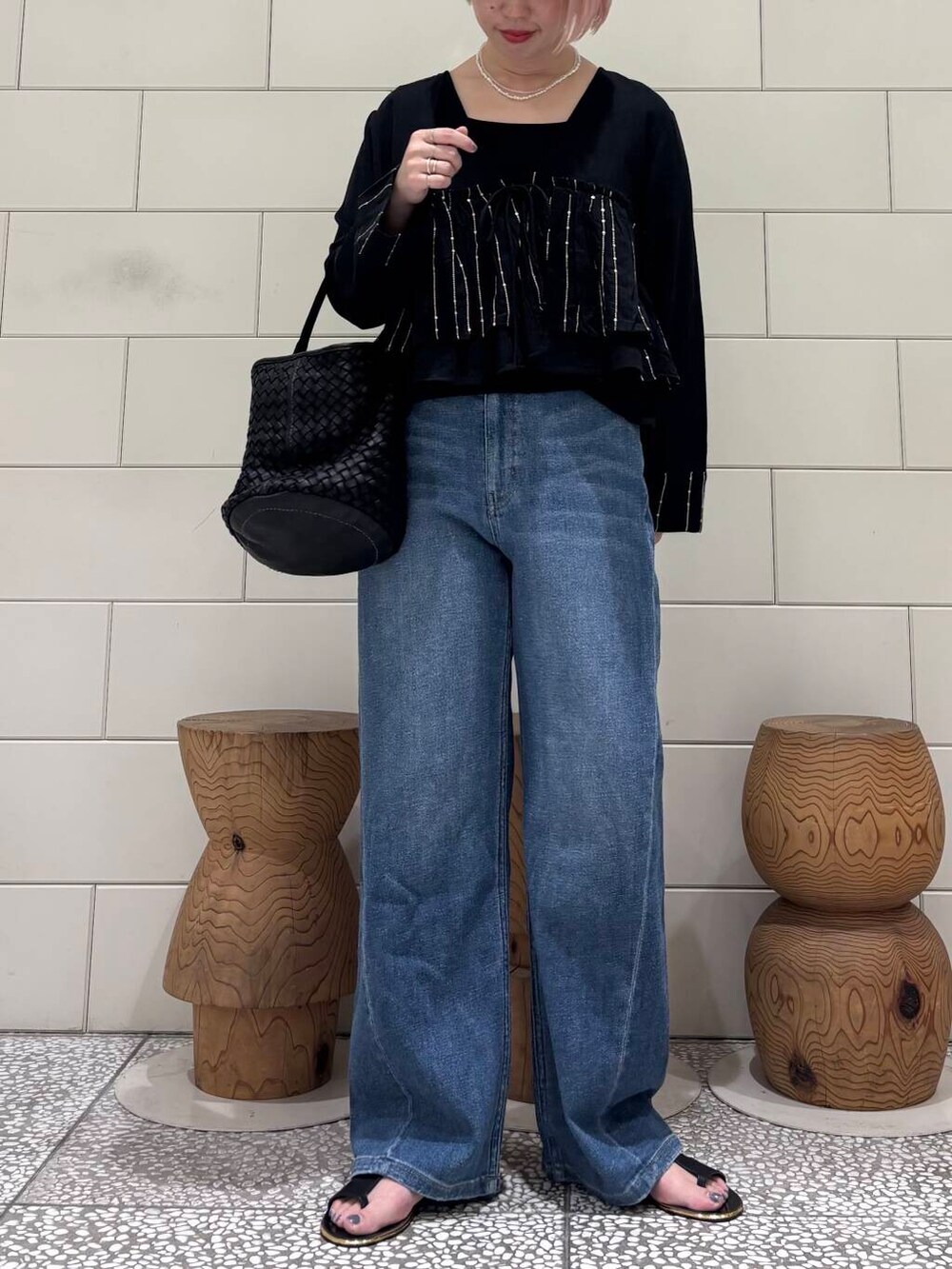 「大人カジュアル、URBANRESEARCH、シンプルコーデ、newarrival、休日スタイル、サンダルコーデ、お出かけコーデ、骨格ウェーブ、ウェーブ×ブルベ夏、やや暑い、夏の涼しげパンツコーデ」|「URBAN RESEARCHのメッシュ編みレザースクエアバッグ(トートバッグ、ブラック系)」を使った、MINAMIさん(レディース・158cm)の夏コーディネートの3枚目の写真