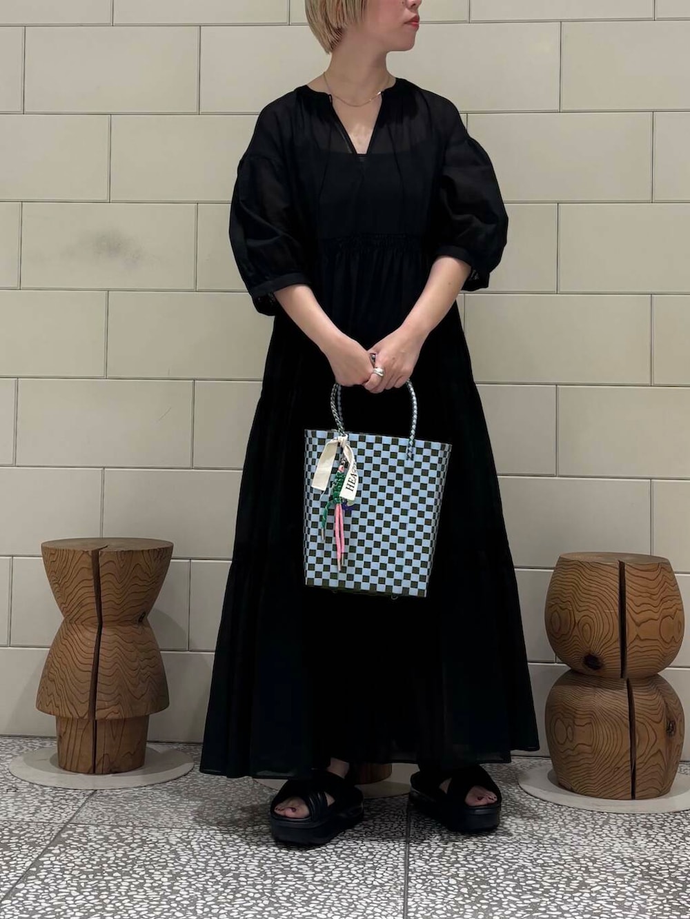 「ワンピース、大人カジュアル、スポーツミックス、URBANRESEARCH、シンプルコーデ、サンダル、newarrival、休日スタイル、旅行コーデ、骨格ウェーブ、ウェーブ×ブルベ夏、初夏のお出掛けコーデ」｜「NIKEのNIKE　エアマックスアイラサンダル（サンダル、ブラック系）」を使った、MINAMIさん（レディース・158cm）の春コーディネートの4枚目の写真