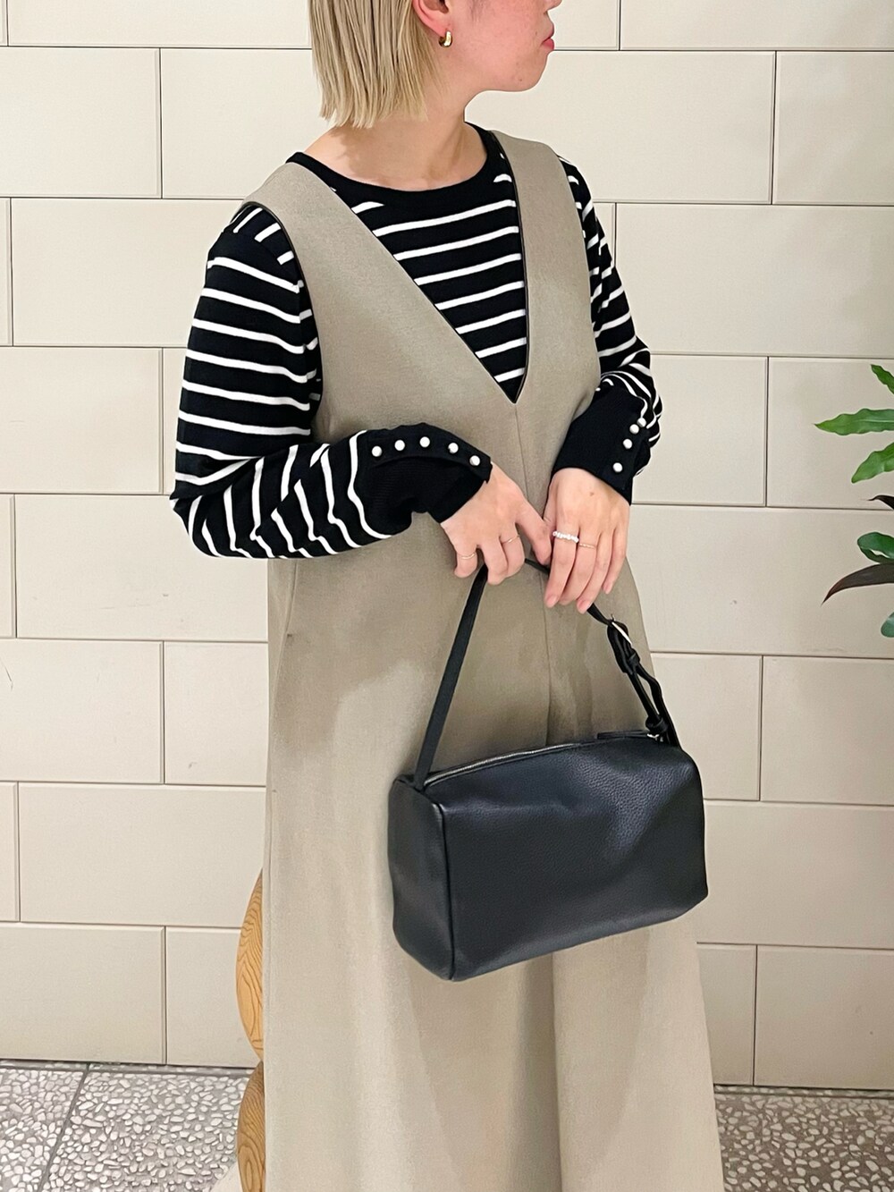 「秋冬、ワンピース、ロングワンピース、ブーツ、ボーダー、パール、サイドゴアブーツ、ジャンパースカート、アクセサリー」｜「URBAN RESEARCHの『UR TECH』パイピングジャンパーワンピース（ワンピース、グリーン系）」を使った、MINAMIさん（レディース・158cm）の秋コーディネートの3枚目の写真