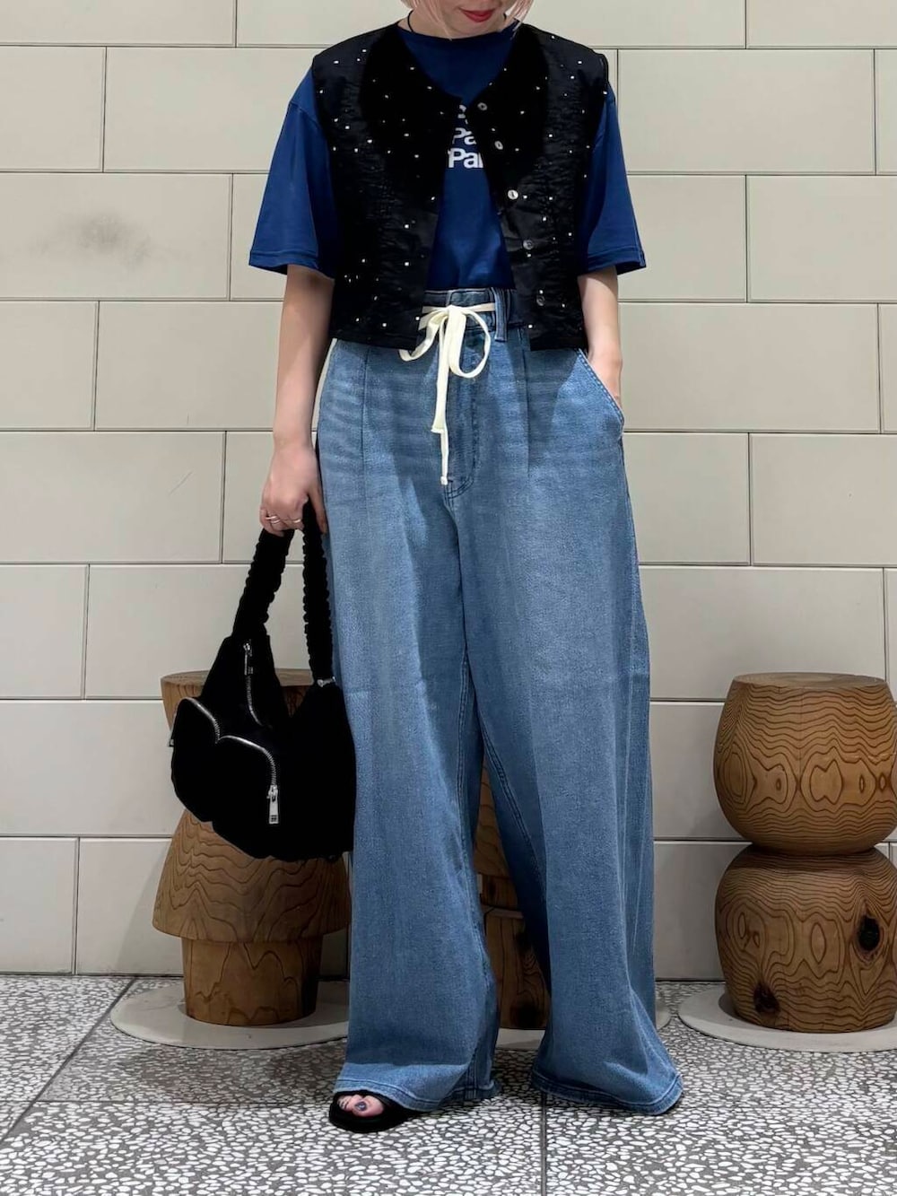 「大人カジュアル、デニム、URBANRESEARCH、シンプルコーデ、newarrival、休日スタイル、サンダルコーデ、お出かけコーデ、骨格ウェーブ、暑い、ウェーブ×ブルベ夏、夏の涼しげパンツコーデ、洒落見えカットソーコーデ」|「RODE SKOのhun RODE SKO Gather pocket(ショルダーバッグ、ブラック系)」を使った、MINAMIさん(レディース・158cm)の夏コーディネートの3枚目の写真