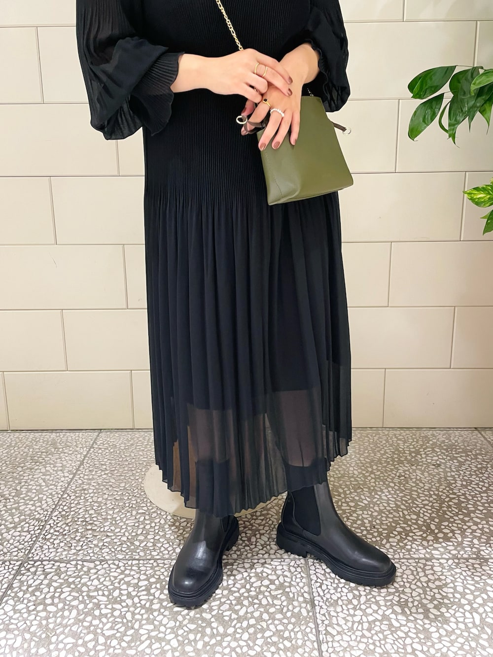 「秋服コーデ、大人カジュアル、キレイめ、シンプル、フォーマル、結婚式、ブーツ、シアー」|「URBAN RESEARCH ROSSO WOMENのランダムプリーツワンピース(ワンピース、ブラック系)」を使った、MINAMIさん(レディース・158cm)の秋コーディネートの4枚目の写真