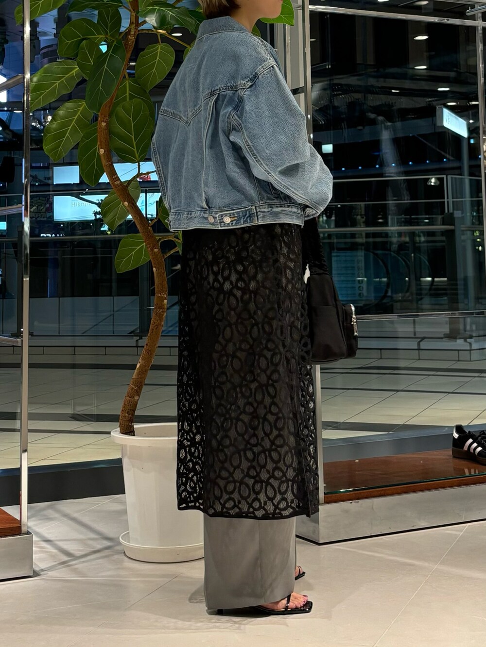 「お出かけコーデ、ワンピース、レイヤードスタイル、秋服準備はじめました、デートコーデ、休日スタイル」｜「Levi'sのLevi’s　SHRUNKEN 90S TRUCKER（デニムジャケット、ブルー系）」を使った、MINAMIさん（レディース・158cm）の夏コーディネートの3枚目の写真