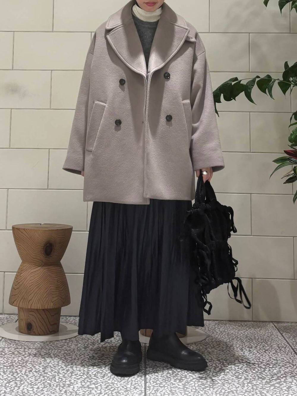 ホワイト系のニット/セーター、グレー系のカーディガン/ボレロ、ブルー系のスカートを着用したレディースの秋コーディネートの2枚目の写真