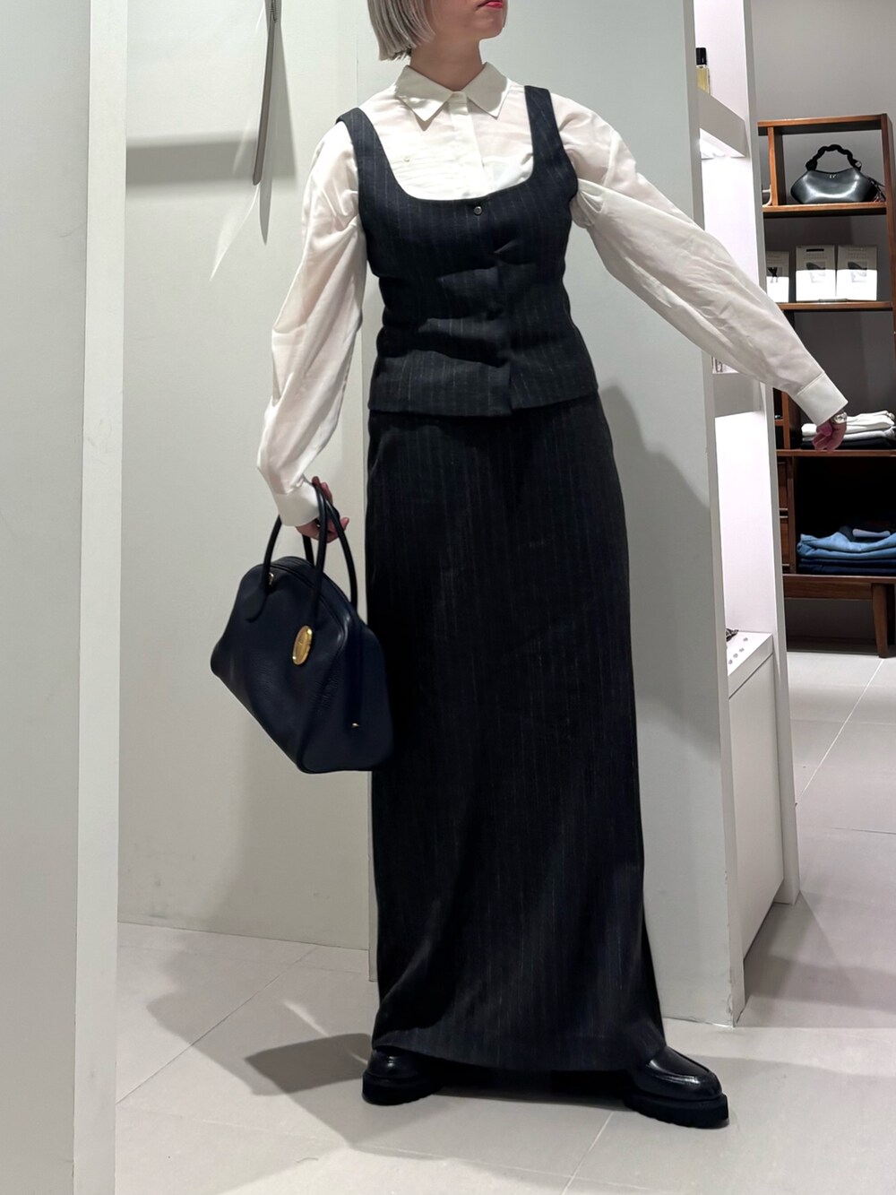 その他のベスト、ホワイト系のシャツ/ブラウス、その他のスカートを着用したレディースの秋コーディネートの2枚目の写真