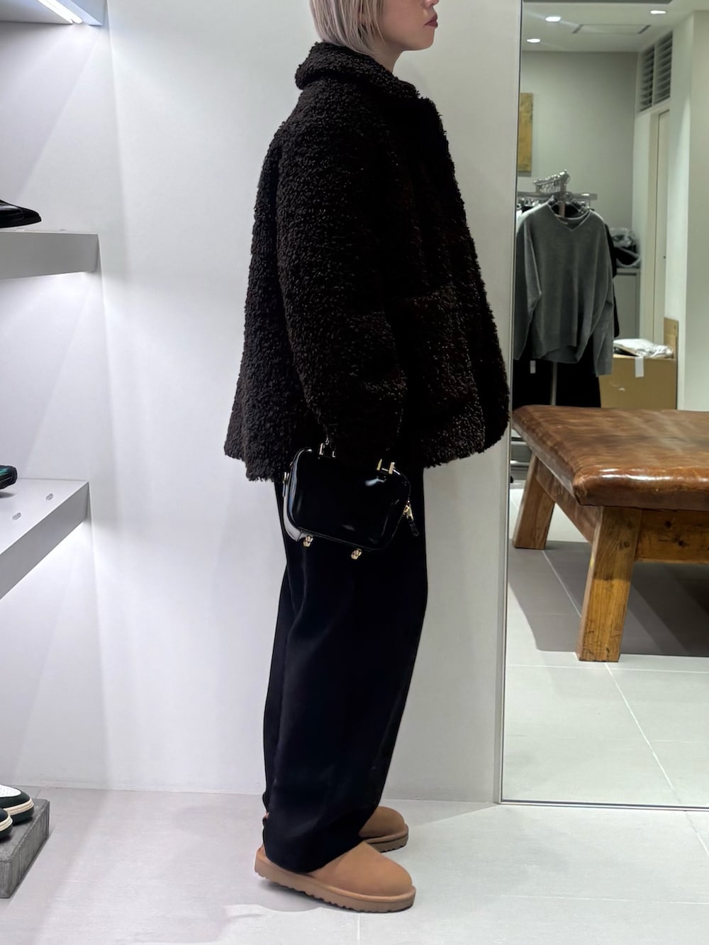 ブラウン系のその他アウター、ブラック系のその他パンツ、ブラック系のショルダーバッグを着用したレディースの秋コーディネートの2枚目の写真