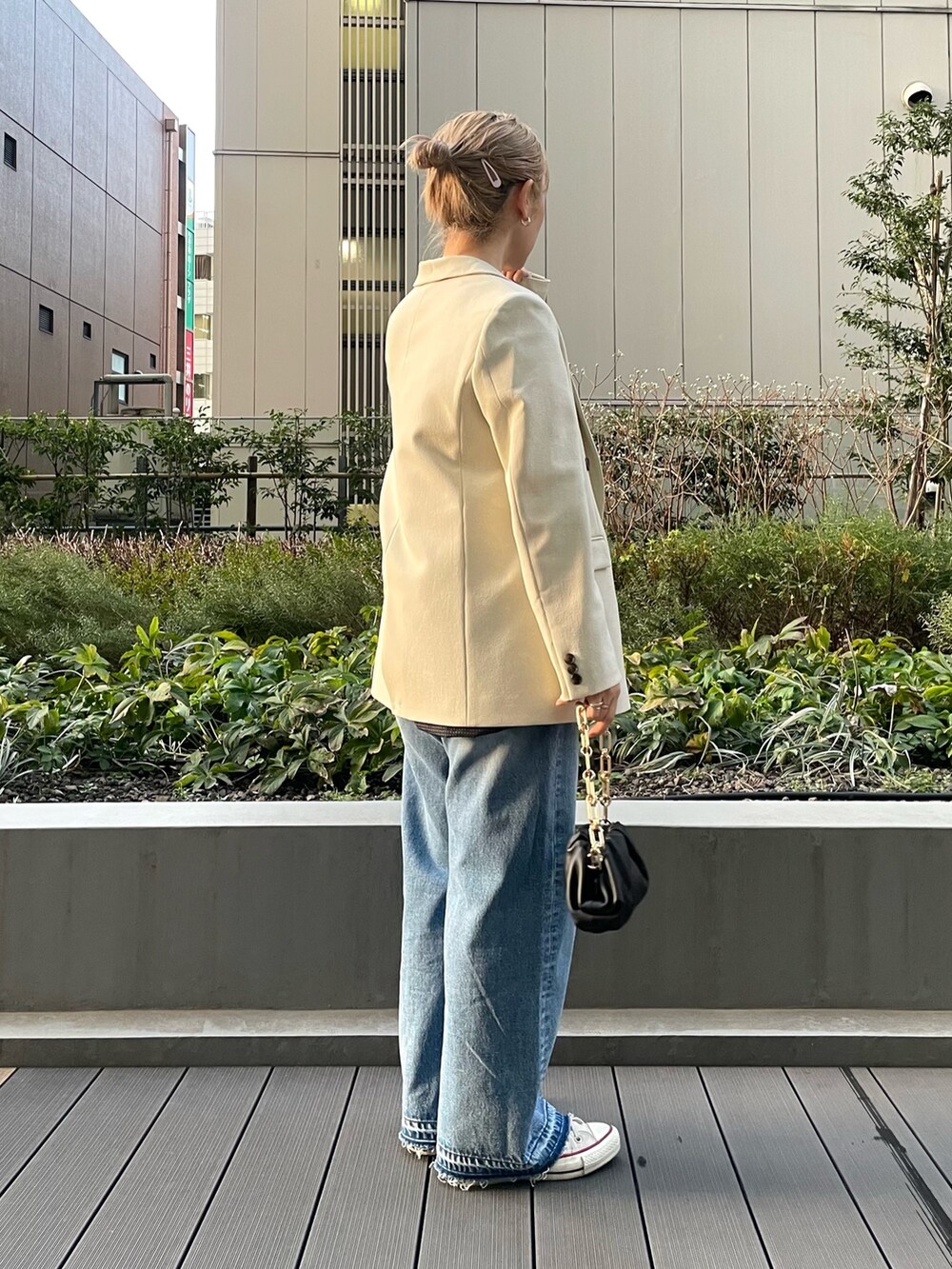 ホワイト系のその他アウター、ブラウン系のシャツ/ブラウス、ブルー系のデニムパンツを着用したレディースの冬コーディネートの2枚目の写真