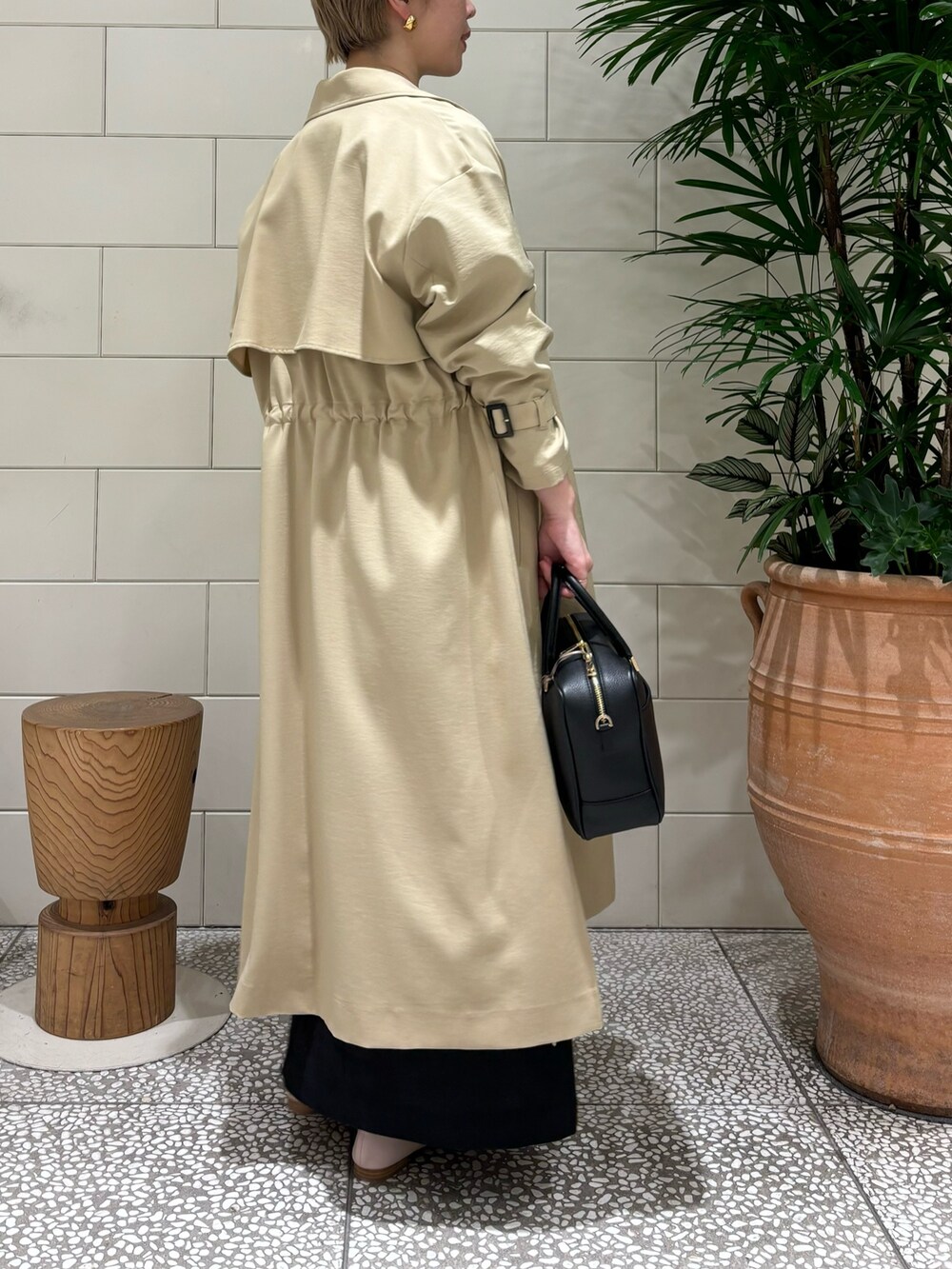 「春のおしゃ見えテクニック、春服みてみて、お出かけコーデ、シンプルコーデ、シアートップス、キレイめ、オフィスカジュアル」|「URBAN RESEARCHの『一部WEB限定カラー』ドロストトレンチコート(トレンチコート、ベージュ系)」を使った、MINAMIさん(レディース・158cm)の春コーディネートの3枚目の写真