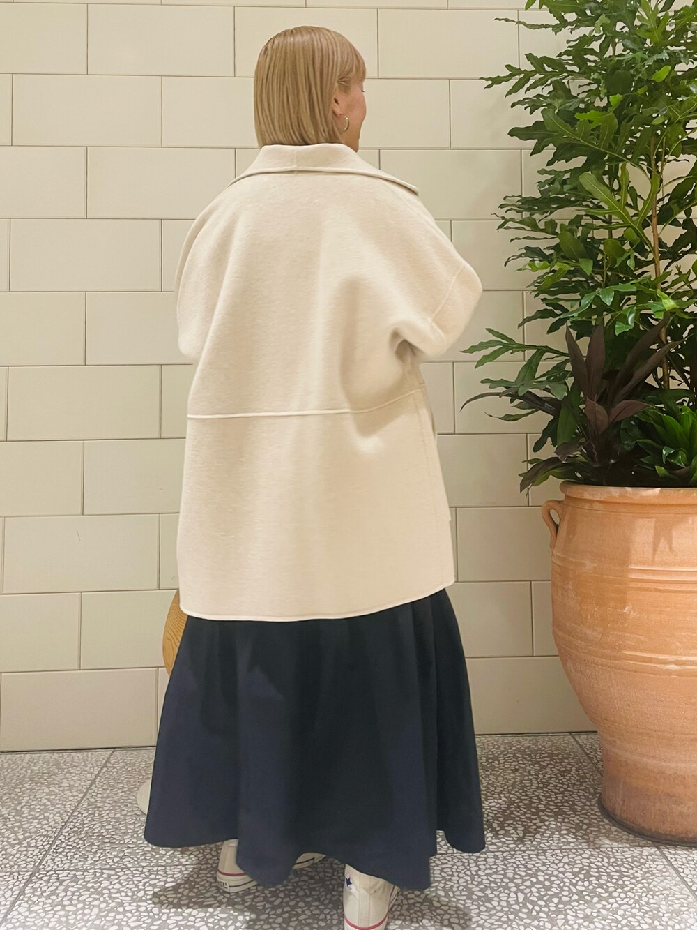 「アウター、冬アウター、ゆるニット、ロングスカート、ニット、冬コーデ、スニーカー、パールネックレス」｜「URBAN RESEARCH ROSSOのアイテム（トップス、イエロー系）」を使った、MINAMIさん（レディース・158cm）の秋コーディネートの2枚目の写真
