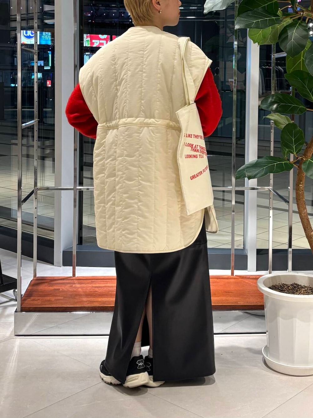「デートコーデ、URBANRESEARCH、newarrival、レイヤードコーデ、冬アウター、ブルベ夏、骨格ウェーブ、秋カラーコーデ、秋のお出かけコーデ、ウェーブ×ブルベ夏、ウェーブ×カジュアル、ウェーブ×着やせ、私の推し新作アイテム、先取り秋カラーコーデ、初秋の羽織りものコーデ」|「NEW BALANCEの『一部WEB限定カラー』NEW BALANCE ML725(スニーカー、ブラック系)」を使った、MINAMIさん(レディース・158cm)の秋コーディネートの3枚目の写真