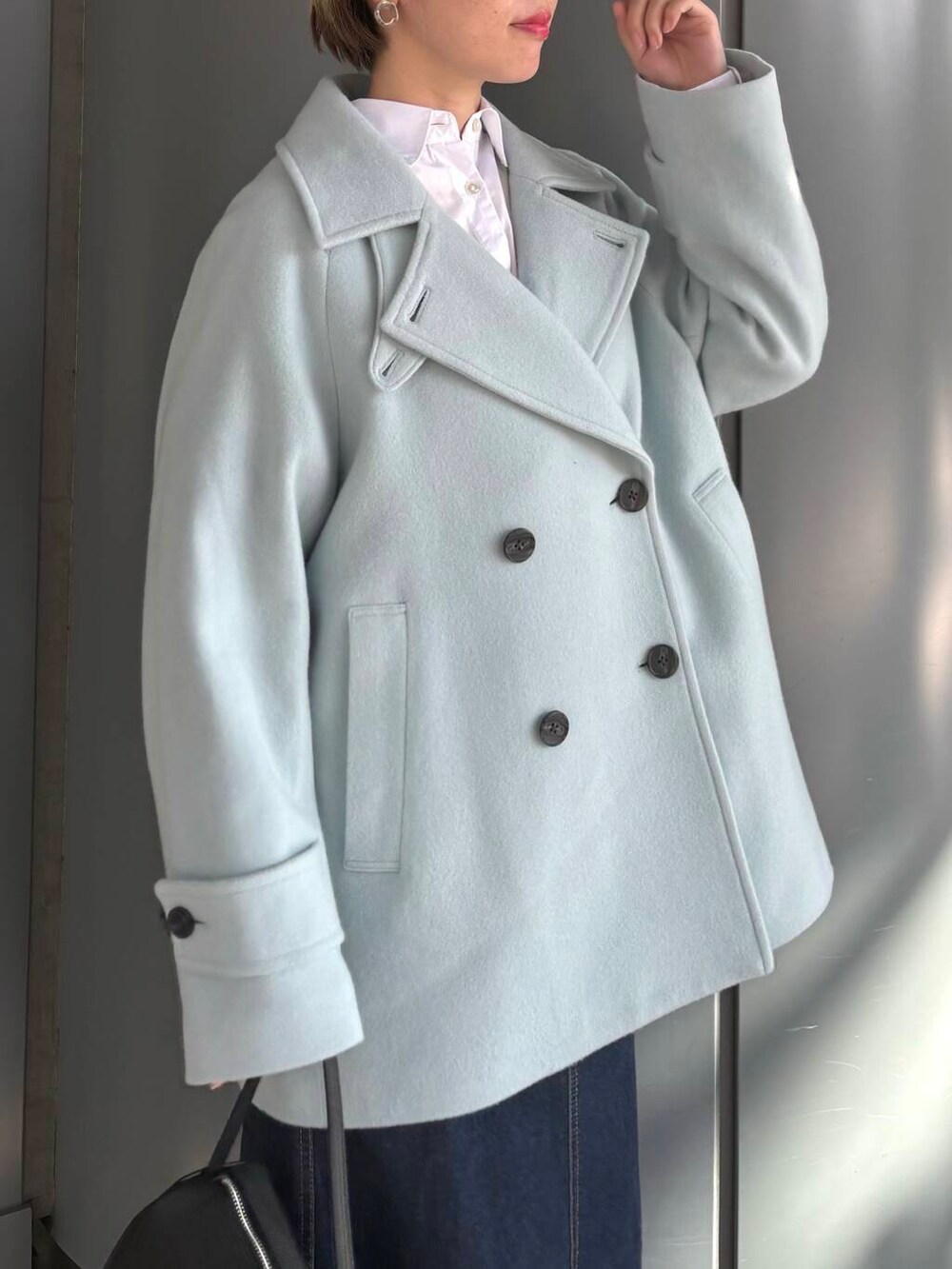 「URBANRESEARCH、newarrival、ブルベ夏、骨格ウェーブ、ウェーブ×ブルベ夏、ウェーブ×カジュアル、ウェーブ×着やせ、私の推し新作アイテム、先取り秋カラーコーデ」｜「URBAN RESEARCHのスーパー100メルトンPコート（ピーコート、ブルー系）」を使った、MINAMIさん（レディース・158cm）の夏コーディネートの3枚目の写真