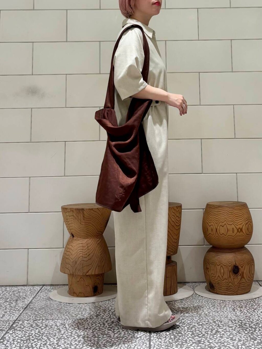 「オールインワン、大人カジュアル、スポーツミックス、URBANRESEARCH、シンプルコーデ、サンダル、リネン、newarrival、休日スタイル、サンダルコーデ、お出かけコーデ、淡色コーデ、骨格ウェーブ、ウェーブ×ブルベ夏、最旬サンダルスタイル」｜「OOFOSのOOFOS　Ooriginal（サンダル、ベージュ系）」を使った、MINAMIさん（レディース・158cm）の夏コーディネートの3枚目の写真