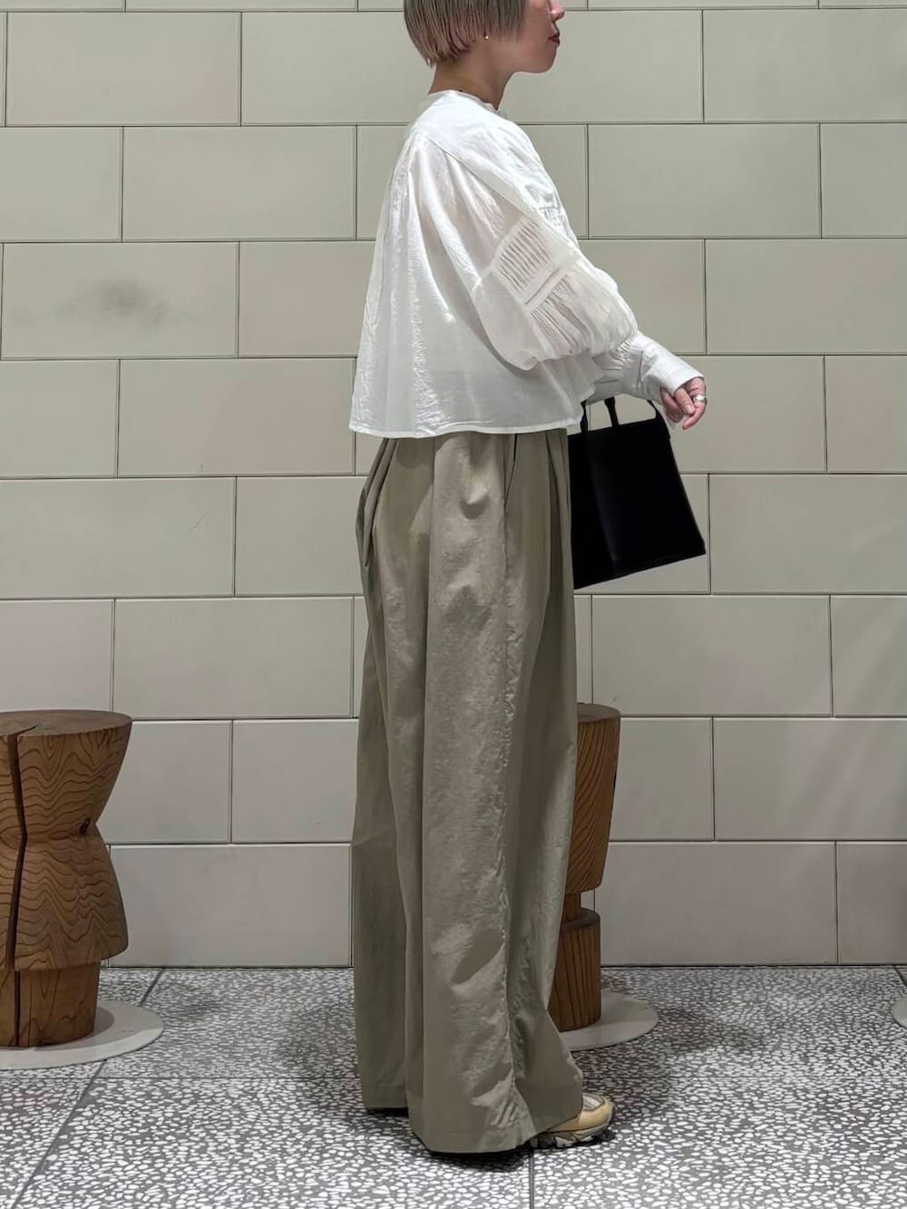 「大人カジュアル、ワイドパンツ、URBANRESEARCH、ブラウス、newarrival、休日スタイル、骨格ウェーブ、ウェーブ×ブルベ夏、即戦力ブラウスコーデ、ブラウスが主役の春コーデ」｜「URBAN RESEARCHの『UR TECH』ギャザーワイドパンツ（その他パンツ、ベージュ系）」を使った、MINAMIさん（レディース・158cm）の春コーディネートの3枚目の写真