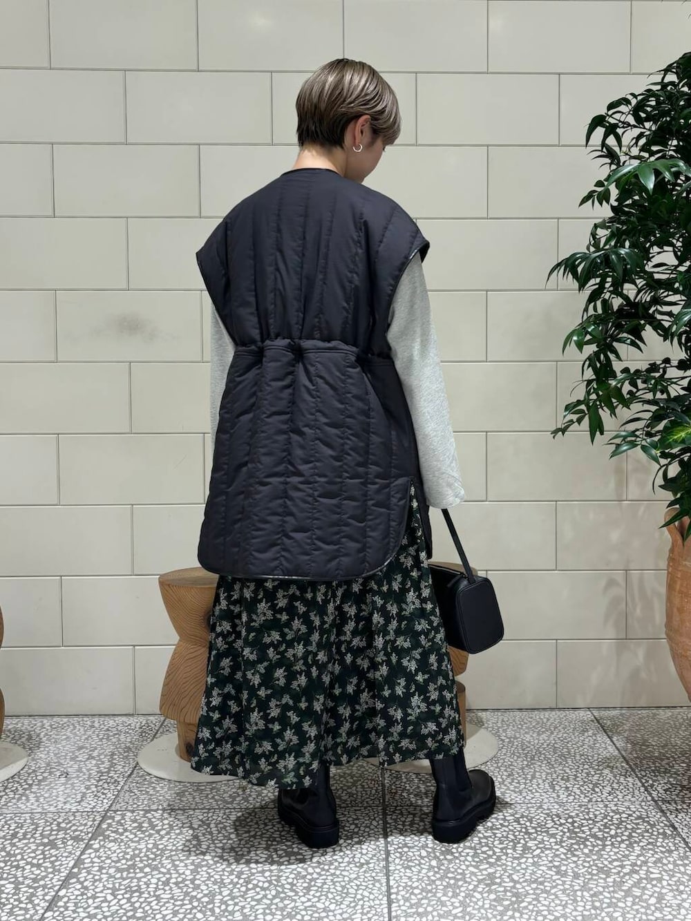 「ブーツ、URBANRESEARCH、newarrival、ブルベ夏、骨格ウェーブ、秋のお出かけコーデ、ウェーブ×ブルベ夏、盛夏から晩夏へスイッチコーデ、ウェーブ×カジュアル、ウェーブ×着やせ、私の推し新作アイテム、初秋の羽織りものコーデ」｜「URBAN RESEARCHのタンクソールサイドゴアブーツ（ブーツ、ブラック系）」を使った、MINAMIさん（レディース・158cm）の秋コーディネートの3枚目の写真