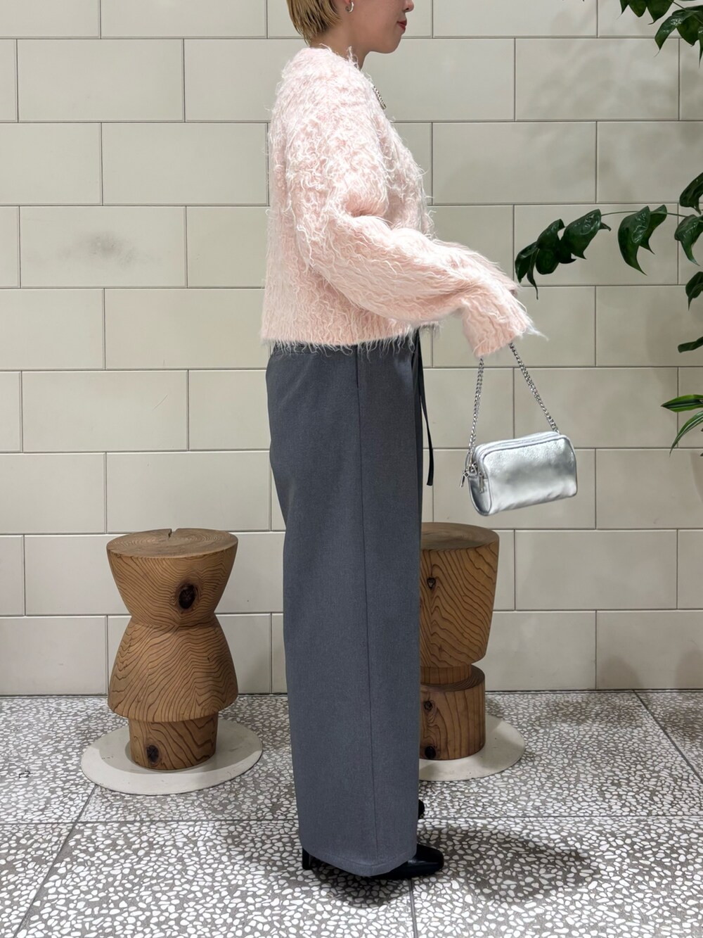 グレー系のその他パンツ、ピンク系のカーディガン/ボレロ、シルバー系のショルダーバッグを着用したレディースの秋コーディネートの2枚目の写真