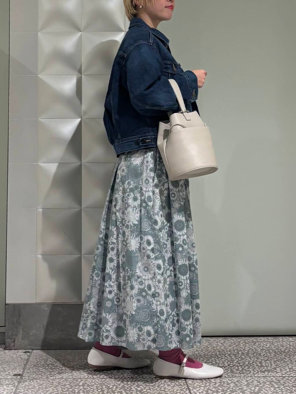 「大人カジュアル、URBANRESEARCH、newarrival、骨格ウェーブ、ウェーブ×ブルベ夏、ここでしか手に入らない別注アイテム、私の推しデニムスタイル」｜「かぐれのリバティプリントスカート（スカート、グリーン系）」を使った、MINAMIさん（レディース・158cm）の冬コーディネートの2枚目の写真