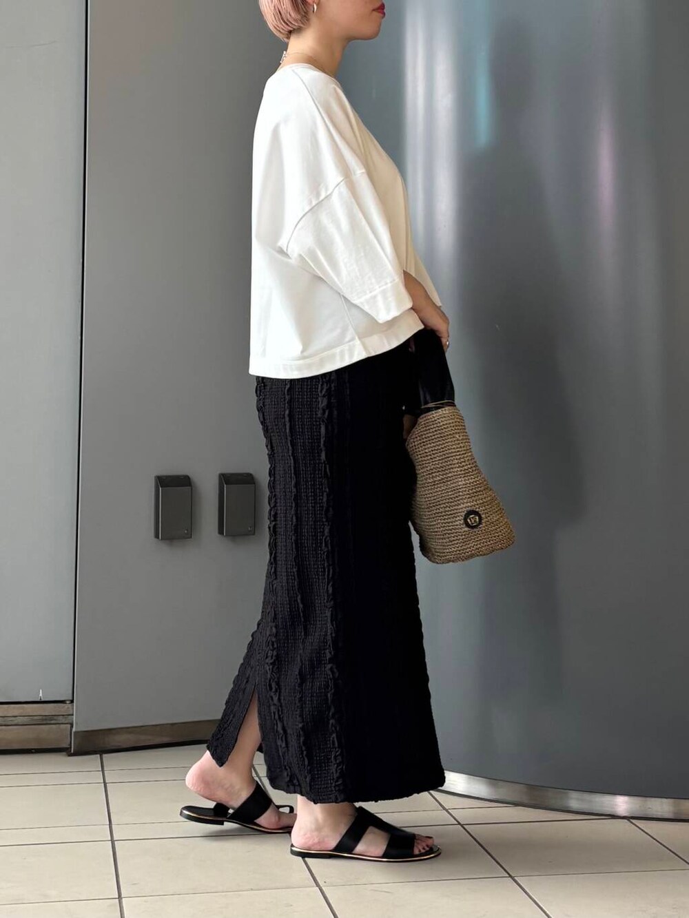 「大人カジュアル、URBANRESEARCH、シンプルコーデ、サンダル、newarrival、サンダルコーデ、お出かけコーデ、骨格ウェーブ、ウェーブ×ブルベ夏」|「URBAN RESEARCH ROSSO WOMENのVIOLAd’ORO アバカワンショルダーバッグ(ショルダーバッグ、ブラウン系)」を使った、MINAMIさん(レディース・158cm)の春コーディネートの2枚目の写真