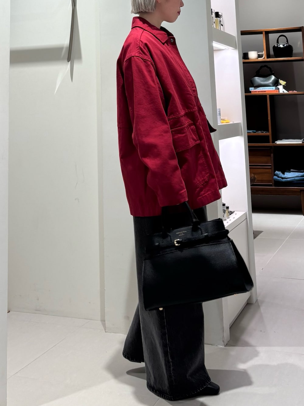 「秋服準備はじめました、シンプルコーデ、秋コーデ、デニム、旬顔デニムコーデ、lee101、季節の変わり目羽織コーデ、初秋のパンツスタイル、おでかけコーデ、秋、パンツコーデ、秋冬コーデ、大人かわいい」｜「URBAN RESEARCHのオペラローファー（ローファー、ブラック系）」を使った、MINAMIさん（レディース・158cm）の秋コーディネートの2枚目の写真
