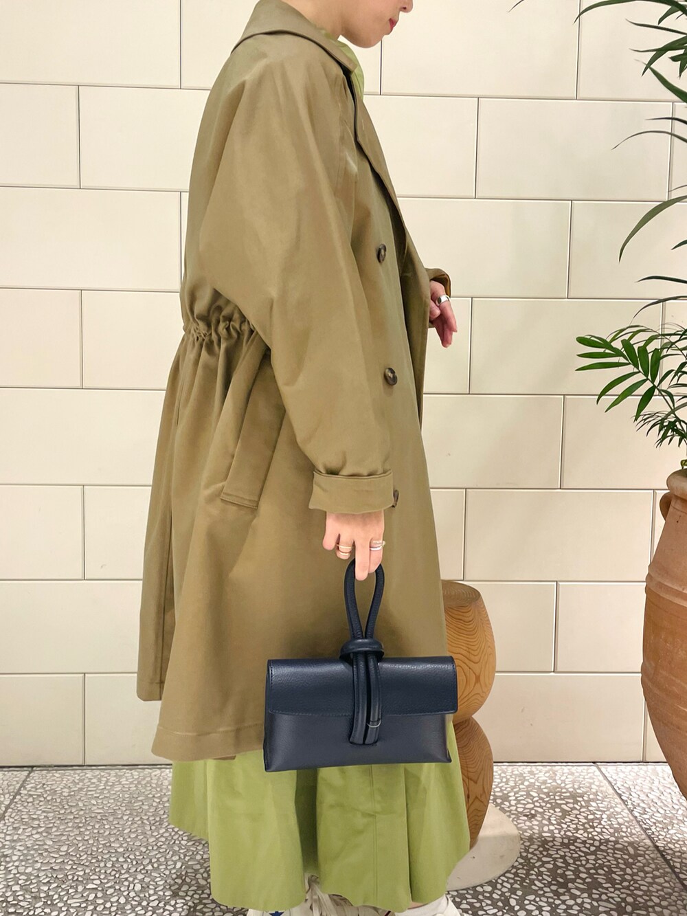 「春、シンプルコーデ、オトナ女子、大人カジュアル、トレンチコート、アウター、白スニーカー、ミニバッグ」｜「URBAN RESEARCH ROSSOのポンチョトレンチコート（トレンチコート、ベージュ系）」を使った、MINAMIさん（レディース・158cm）の冬コーディネートの3枚目の写真