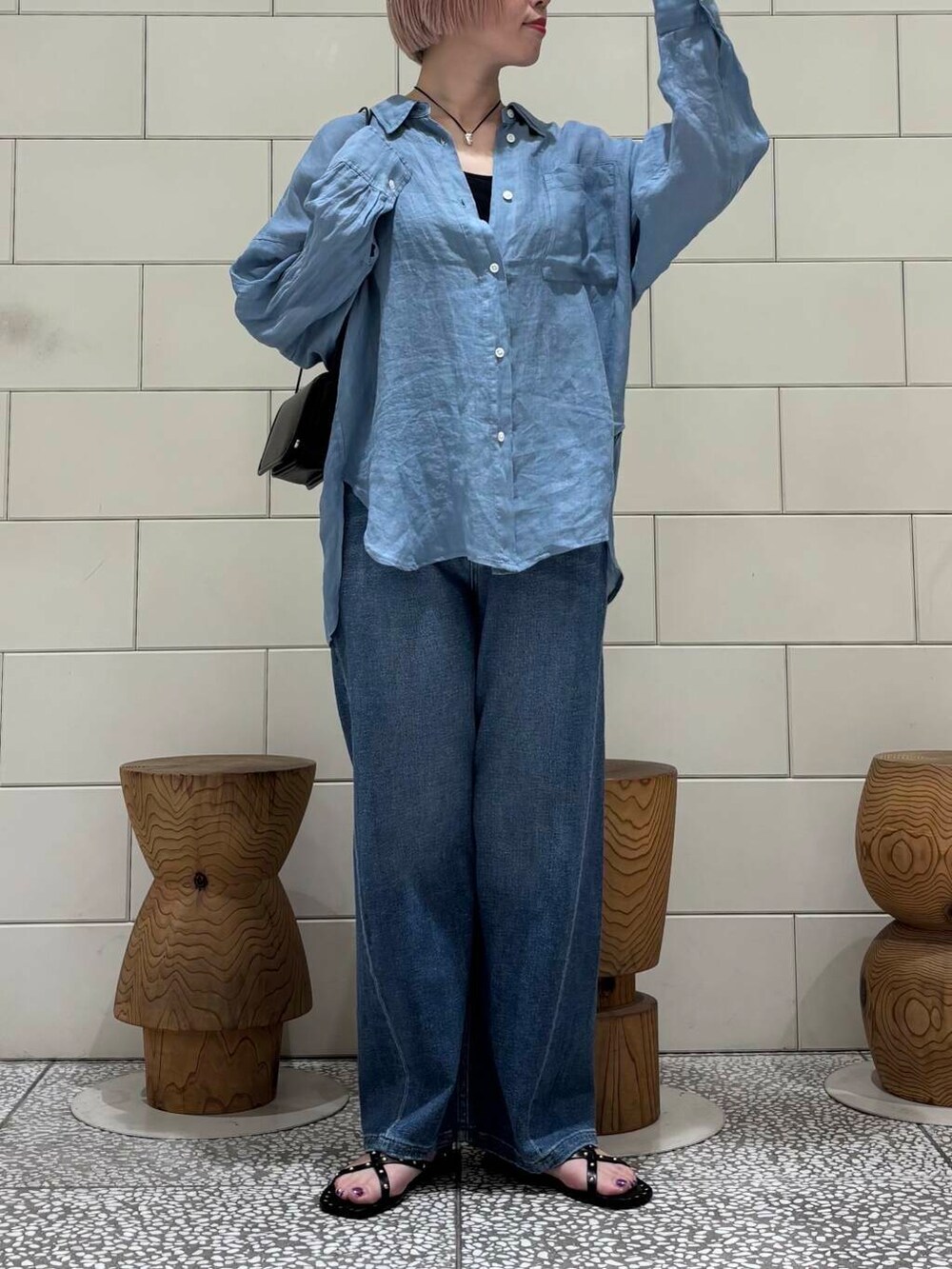「大人カジュアル、URBANRESEARCH、シンプルコーデ、サンダル、newarrival、休日スタイル、お出かけコーデ、紫外線対策、骨格ウェーブ、ウェーブ×ブルベ夏、やや暑い、初夏パンツ」｜「ITTIの『別注』ITTI×URBAN RESEARCH　MICHELLE ERRAND POUCH（ショルダーバッグ、ブラック系）」を使った、MINAMIさん（レディース・158cm）の春コーディネートの2枚目の写真