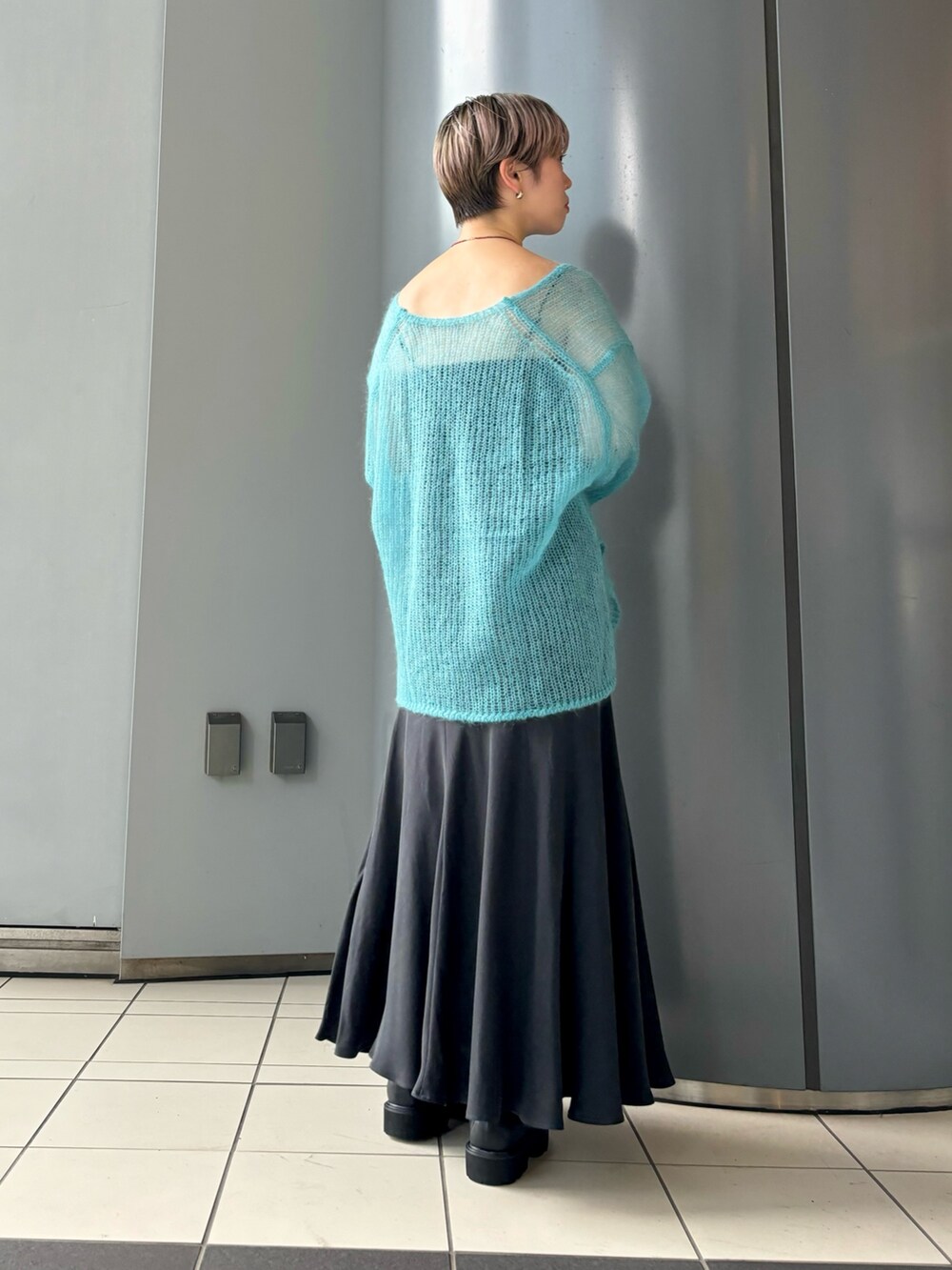 「淡色コーデ、秋服準備はじめました、デートコーデ、休日スタイル、シアートップス、ロングスカート、秋コーデ、instagram」｜「URBAN RESEARCH ROSSO WOMENのシアーモヘアVネックプルオーバー（ニット/セーター、ブルー系）」を使った、MINAMIさん（レディース・158cm）の秋コーディネートの3枚目の写真