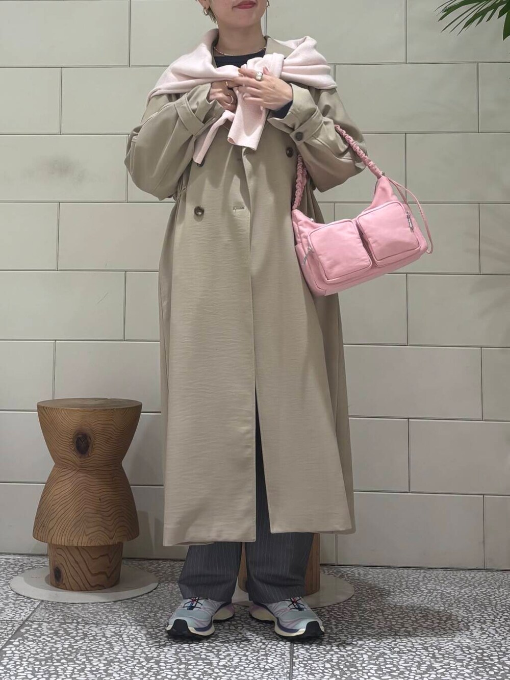 レッド系のショルダーバッグ、ブルー系のスウェット、ピンク系のニット/セーターを着用したレディースの冬コーディネートの5枚目の写真