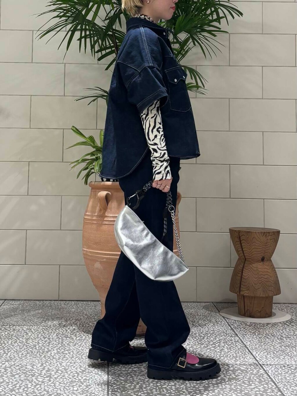 ブルー系のシャツ/ブラウス、ブラック系のTシャツ/カットソーを着用したレディースの冬コーディネートの2枚目の写真