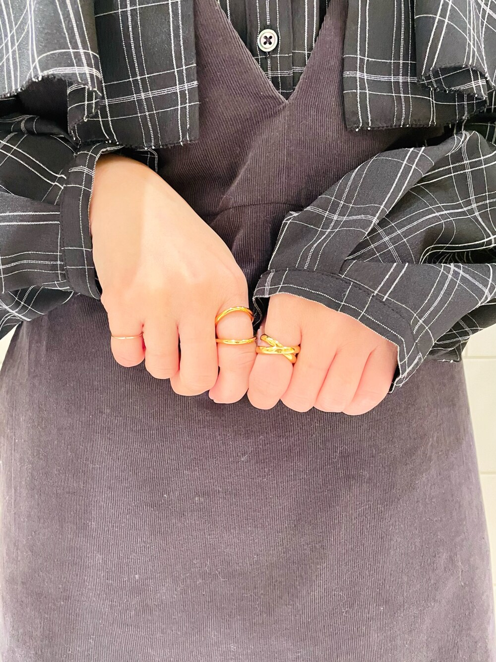 グレー系のワンピース、ブラック系のシャツ/ブラウス、ベージュ系のブーツを着用したレディースの冬コーディネートの4枚目の写真