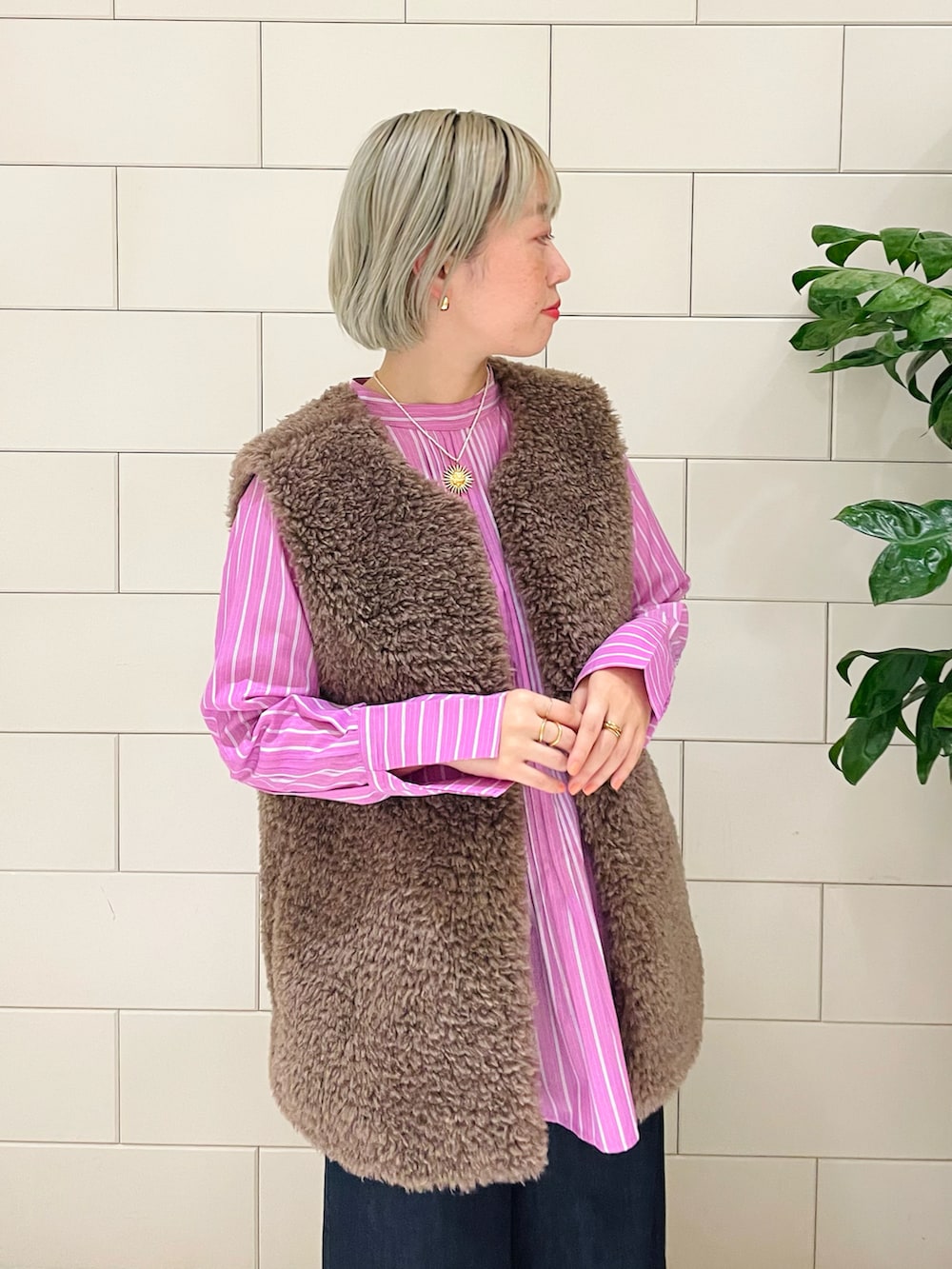 「シンプル、秋色、秋服準備はじめました、デニム、シャツスタイル、バギーパンツ、ボア、ベスト、Coming soon…、リング、ミュール、大人カジュアル」|「URBAN RESEARCH ROSSOのバックスリットピンタックチュニックシャツ(シャツ/ブラウス、その他)」を使った、MINAMIさん(レディース・158cm)の夏コーディネートの3枚目の写真