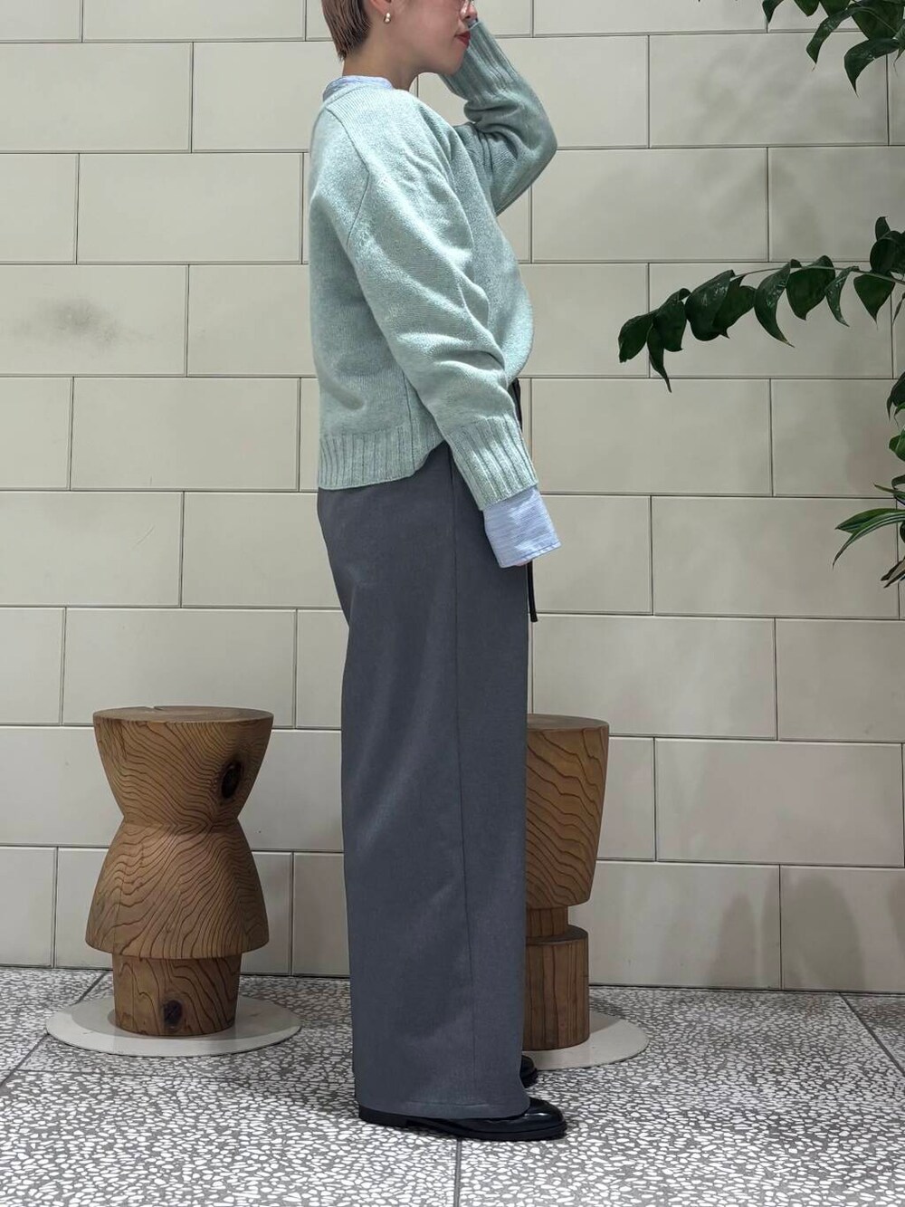 ブルー系のTシャツ/カットソー、ブルー系のニット/セーター、グレー系のその他パンツを着用したレディースの冬コーディネートの3枚目の写真