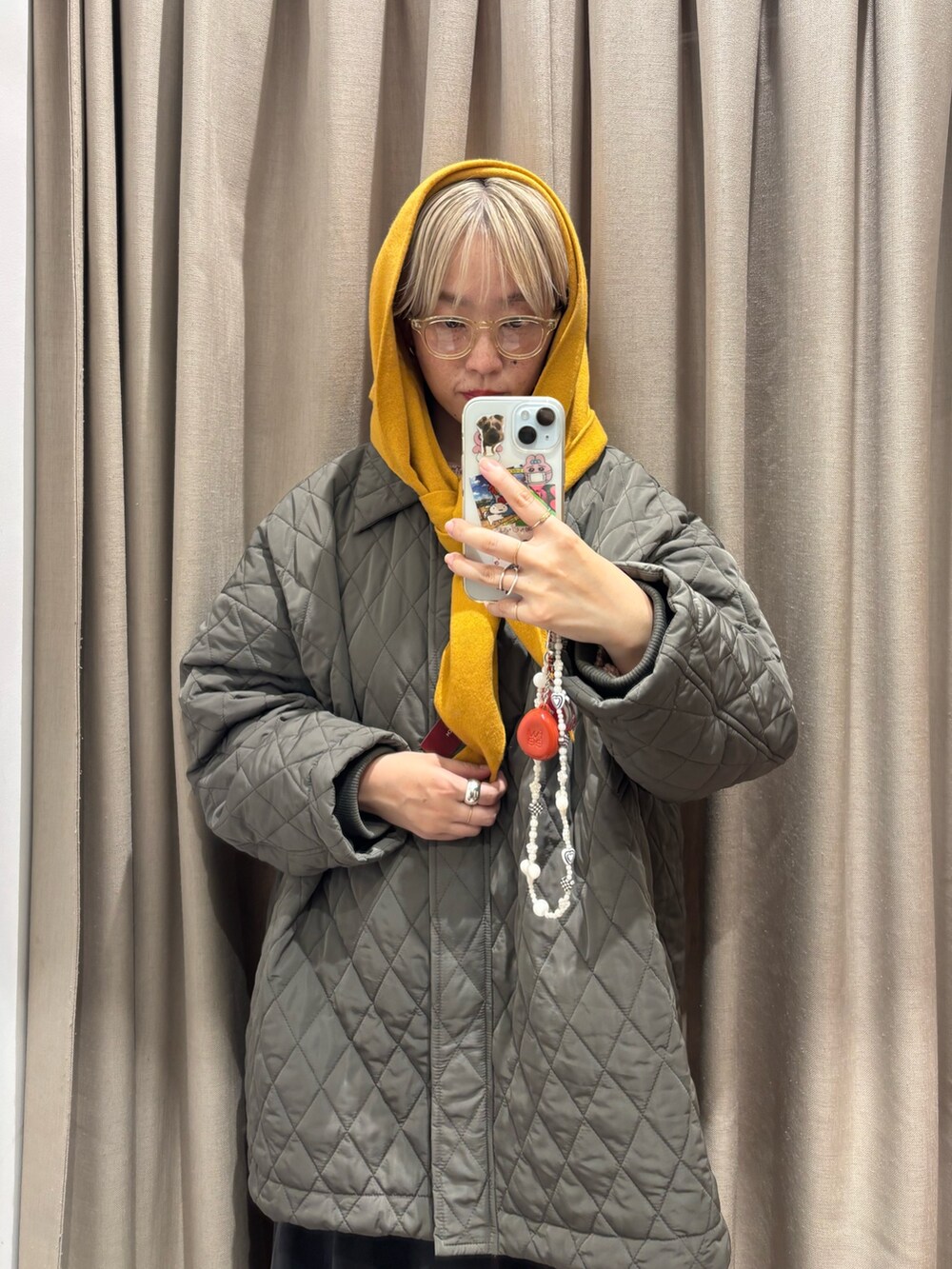 「お出かけコーデ、スポーツミックス、秋コーデ、休日スタイル、ロングスカート、ナイキ」｜「URBAN RESEARCHのキルティングテントコート（ダウンジャケット/コート、グレー系）」を使った、MINAMIさん（レディース・158cm）の秋コーディネートの2枚目の写真