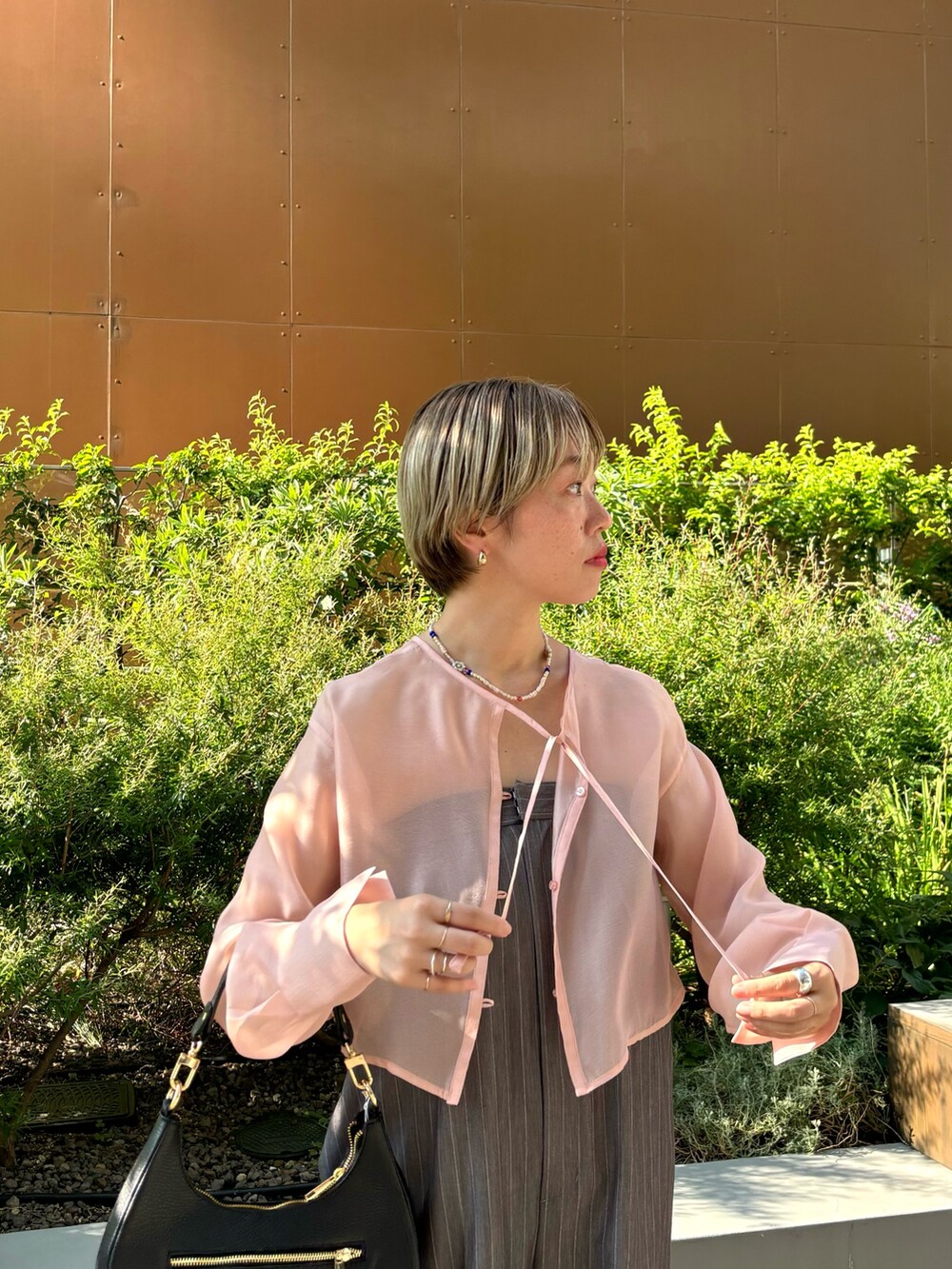 「レイヤードスタイル、きれいめカジュアル、休日スタイル、サンダル、オールインワン、淡色コーデ、シアートップス」|「URBAN RESEARCH ROSSO WOMENのシアーショートブラウス(シャツ/ブラウス、ピンク系)」を使った、MINAMIさん(レディース・158cm)の夏コーディネートの3枚目の写真