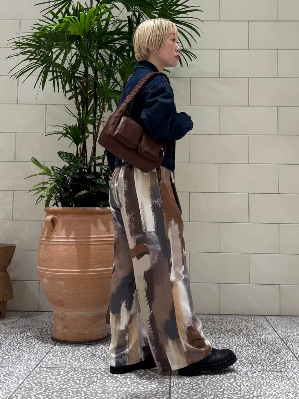 ブルー系のデニムジャケット、オレンジ系のシャツ/ブラウス、オレンジ系のその他パンツを着用したレディースの冬コーディネートの2枚目の写真