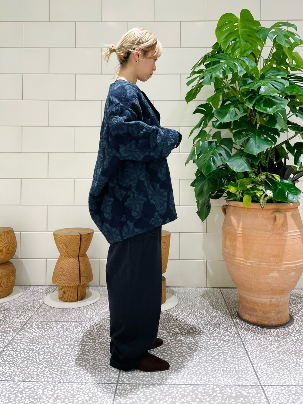 「シンプルコーデ、休日スタイル、オールインワン、ジャガード、ジャケット、ジャケットスタイル、お出かけコーデ、フラットシューズ」｜「manipuriのmanipuri　ジャガードコート（その他アウター、ブルー系）」を使った、MINAMIさん（レディース・158cm）の秋コーディネートの2枚目の写真