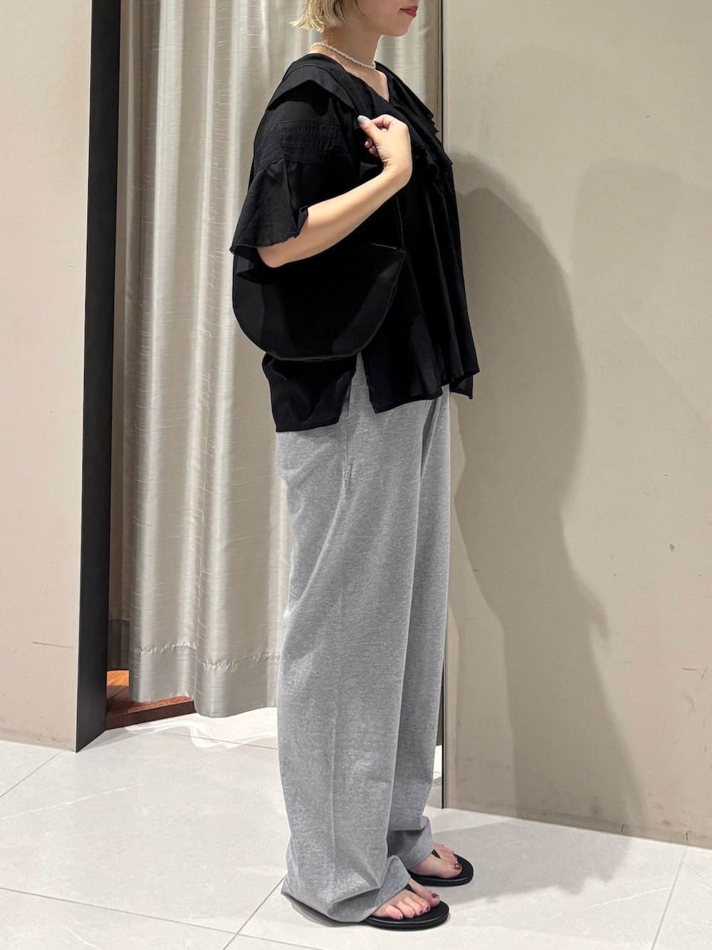 ブラック系のシャツ/ブラウス、グレー系のその他パンツ、ブラック系のサンダルを着用したレディースの夏コーディネートの3枚目の写真
