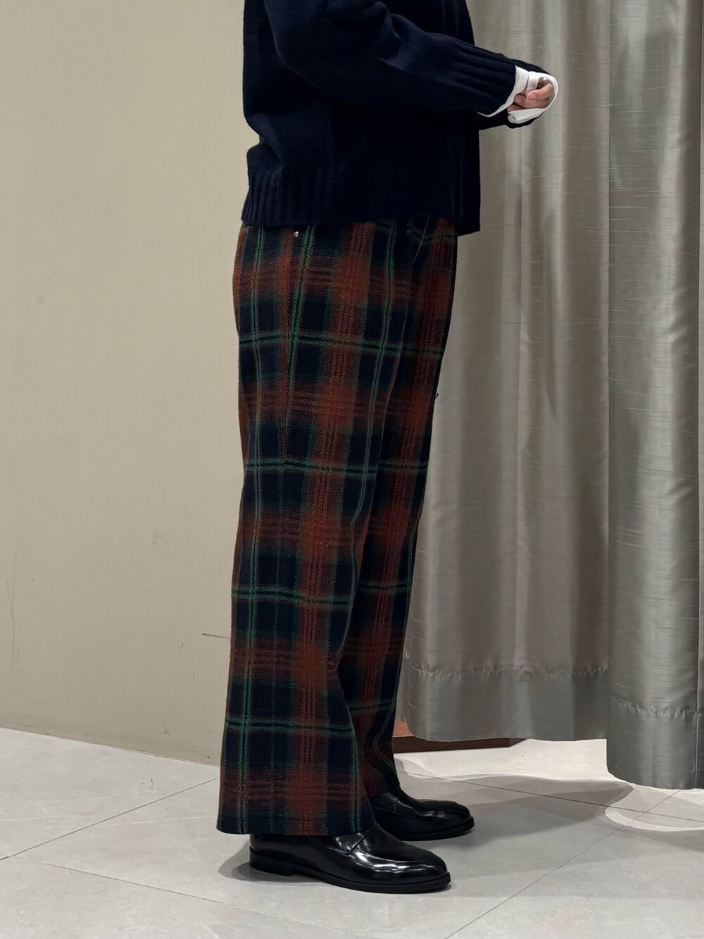 ブルー系のニット/セーター、ホワイト系のTシャツ/カットソー、その他のその他パンツを着用したレディースの冬コーディネートの2枚目の写真