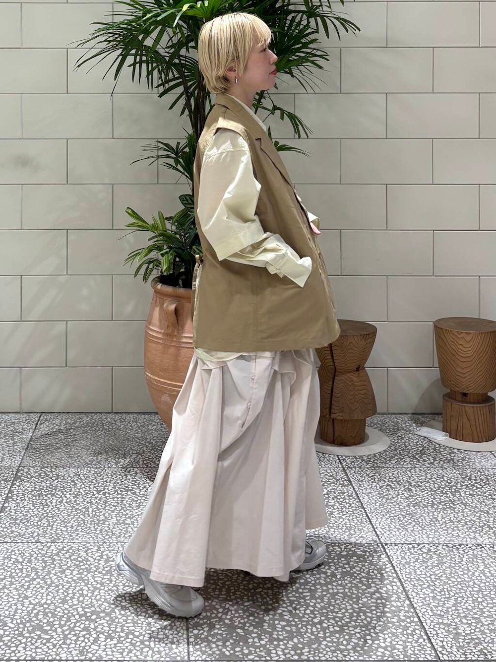 イエロー系のシャツ/ブラウス、ホワイト系のスカート、イエロー系のその他アウターを着用したレディースの冬コーディネートの2枚目の写真