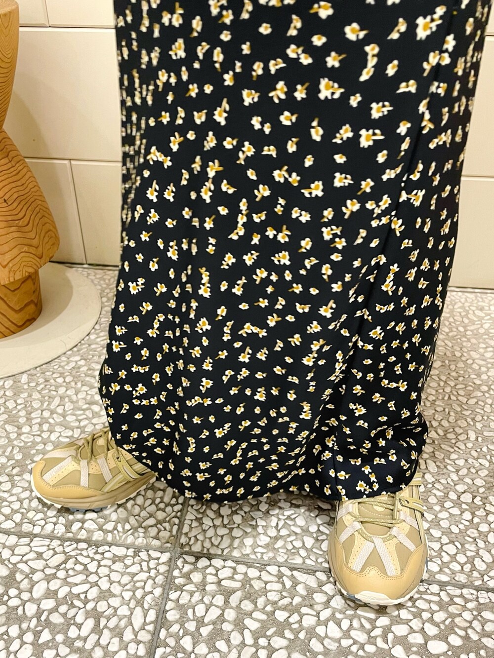 ホワイト系のベスト、ブルー系のTシャツ/カットソー、グリーン系のスニーカーを着用したレディースの夏コーディネートの4枚目の写真