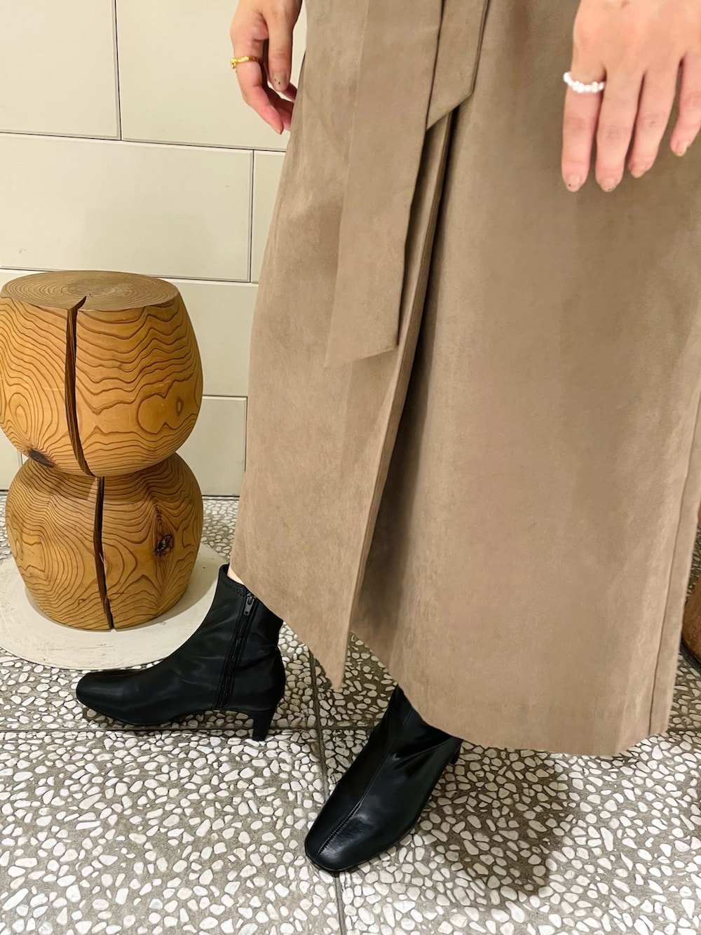 ブラウン系のワンピース、ホワイト系のシャツ/ブラウス、ブラック系のブーツを着用したレディースの秋コーディネートの4枚目の写真