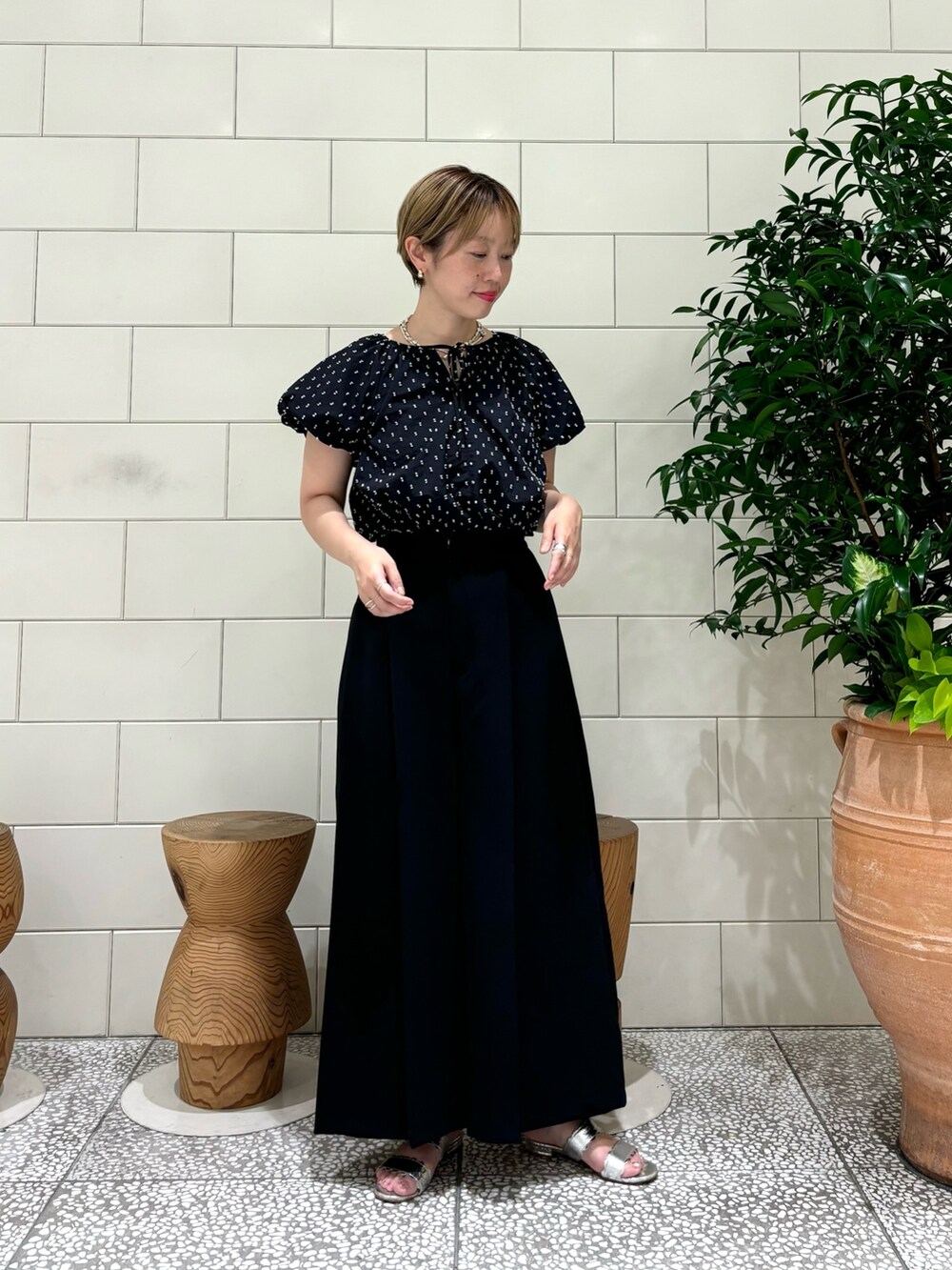 「きれいめカジュアル、夏コーデ、お出かけコーデ、オトナカジュアル」｜「URBAN RESEARCH ROSSO WOMENのバルーンスリーブブラウス（シャツ/ブラウス、ブラック系）」を使った、MINAMIさん（レディース・158cm）の夏コーディネートの2枚目の写真