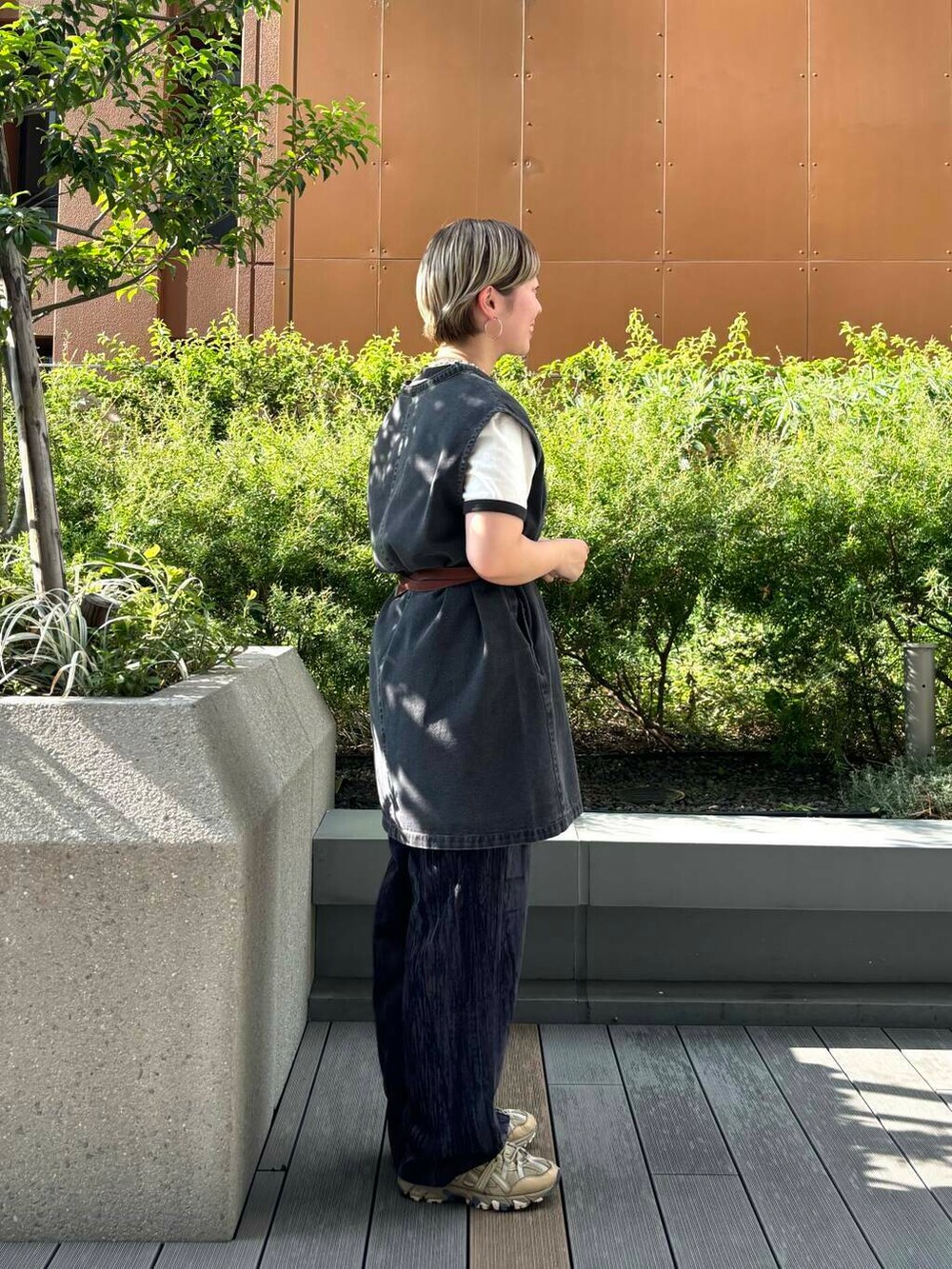 ホワイト系のTシャツ/カットソー、ブラック系のベスト、ブルー系のその他パンツを着用したレディースの夏コーディネートの2枚目の写真