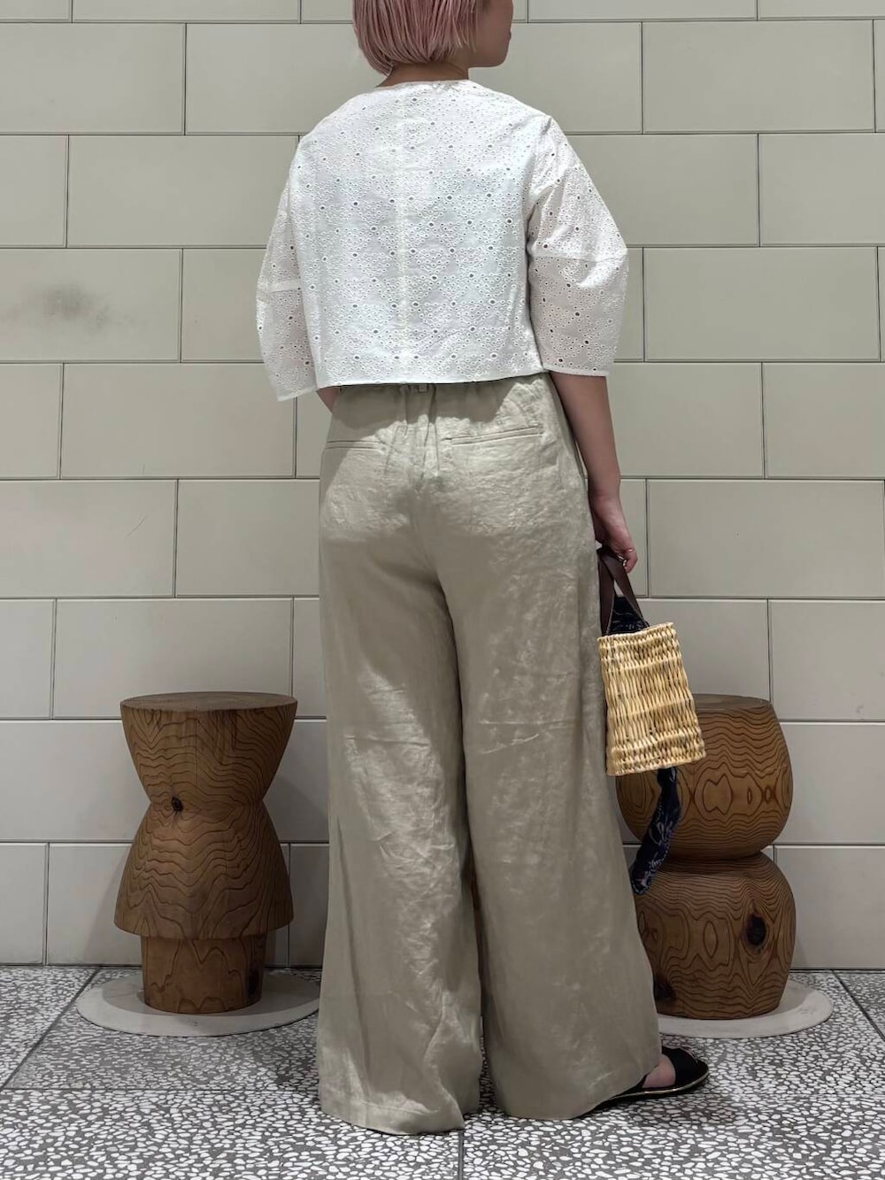 「大人カジュアル、URBANRESEARCH、シンプルコーデ、サンダル、レース、newarrival、サンダルコーデ、お出かけコーデ、淡色コーデ、骨格ウェーブ、ウェーブ×ブルベ夏、夏の涼しげパンツコーデ」｜「URBAN RESEARCHのストローカゴバッグ（かごバッグ、ブラウン系）」を使った、MINAMIさん（レディース・158cm）の夏コーディネートの4枚目の写真