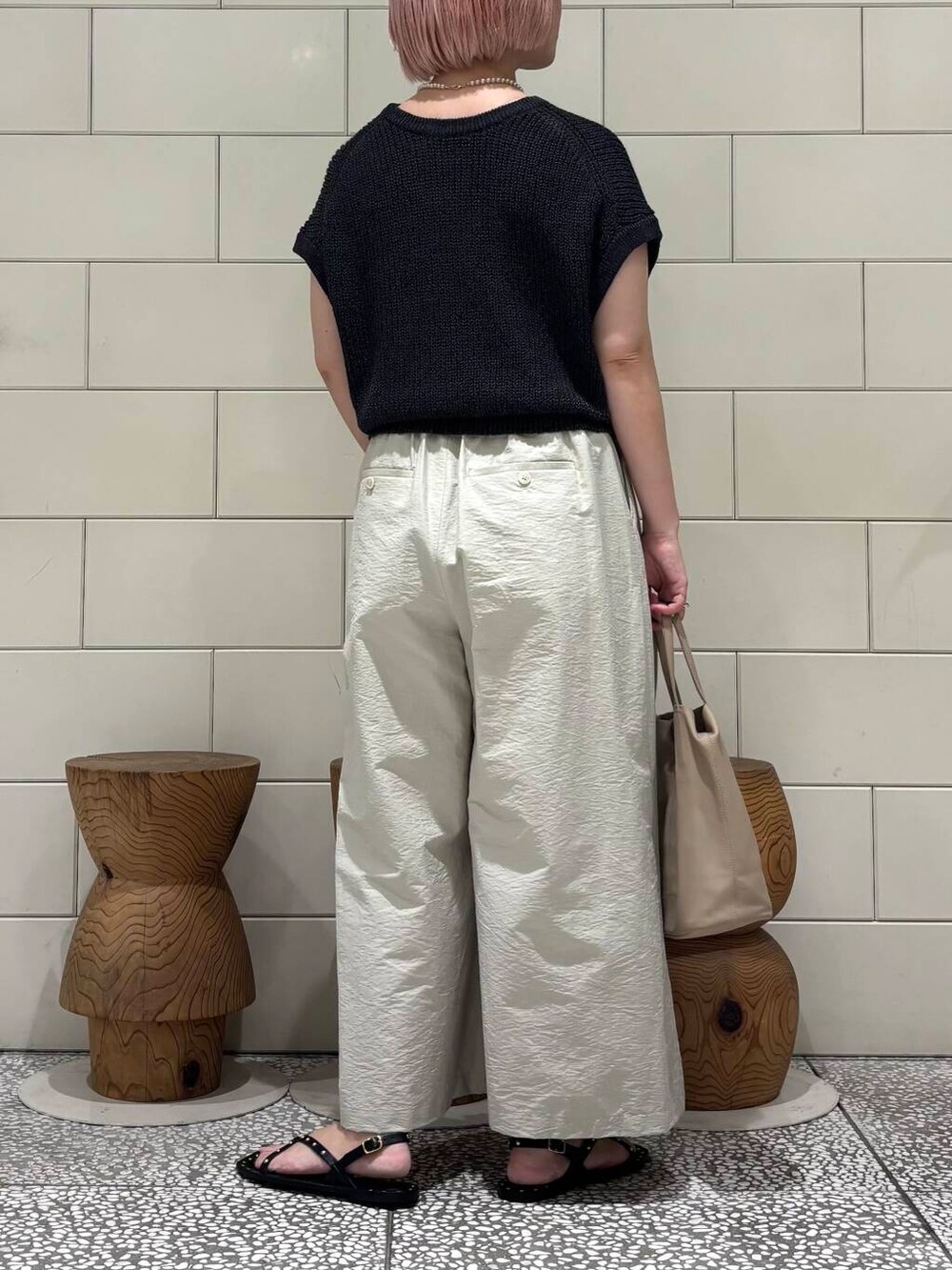 「大人カジュアル、きれいめカジュアル、URBANRESEARCH、シンプルコーデ、サンダル、newarrival、サンダルコーデ、お出かけコーデ、骨格ウェーブ、ウェーブ×ブルベ夏、夏の涼しげパンツコーデ」｜「CORSO ROMA，9のCORSO ROMA, 9　STUDS SANDAL（サンダル、ブラック系）」を使った、MINAMIさん（レディース・158cm）の夏コーディネートの5枚目の写真