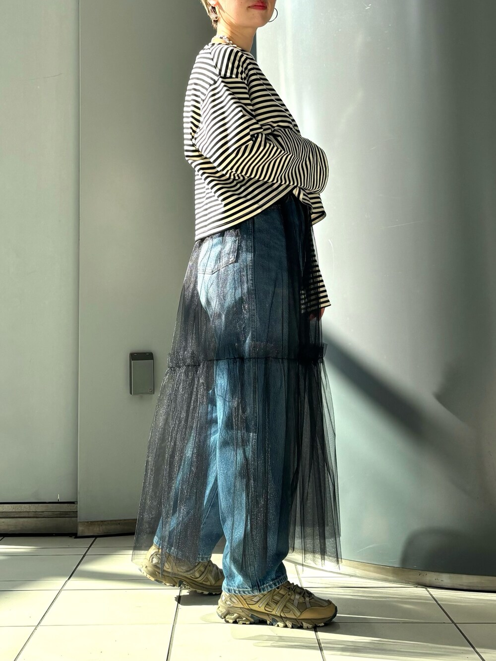 「レイヤードスタイル、休日スタイル、きれいめカジュアル、大人女子、デニム、チュール」｜「URBAN RESEARCHの『一部WEB限定カラー』ショート丈ロングTシャツ（Tシャツ/カットソー、ブラック系）」を使った、MINAMIさん（レディース・158cm）の夏コーディネートの3枚目の写真