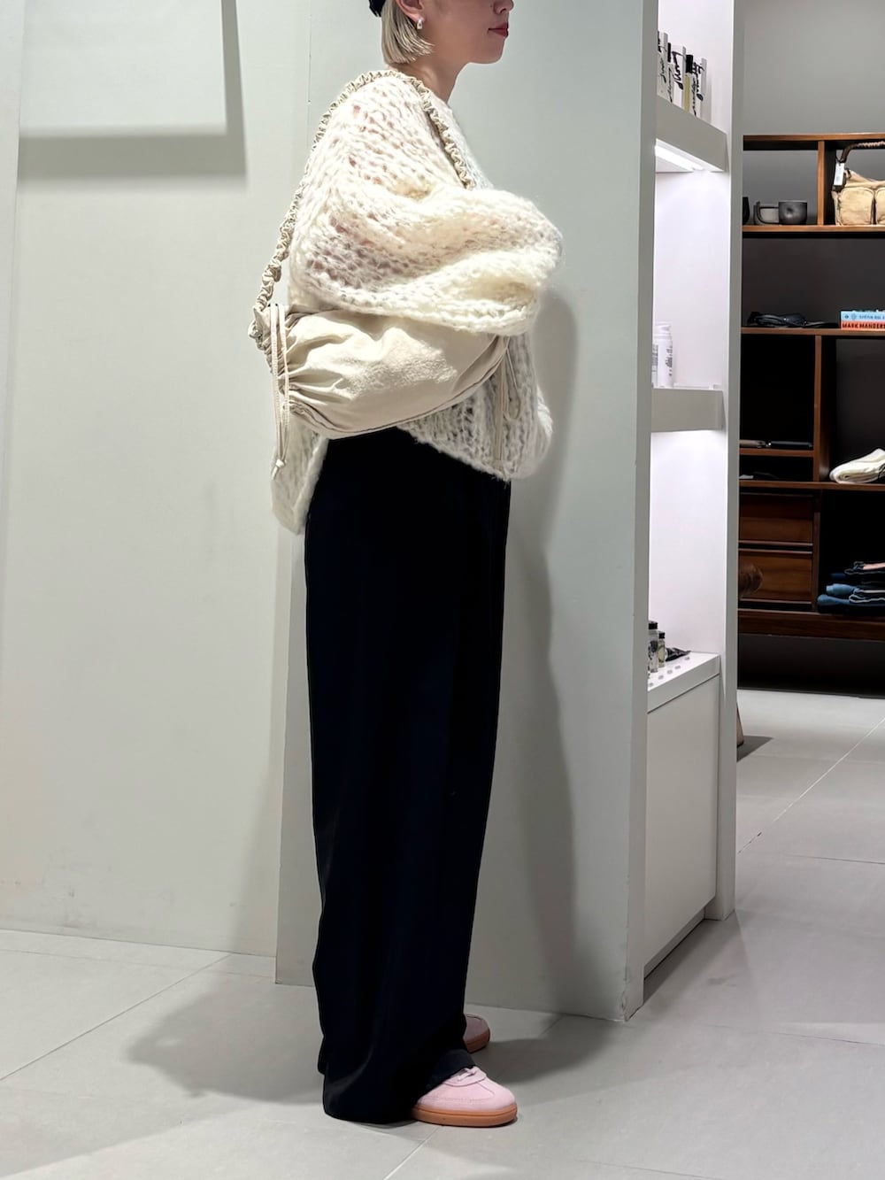 ホワイト系のニット/セーター、ホワイト系のショルダーバッグ、グレー系のその他パンツを着用したレディースの秋コーディネートの2枚目の写真