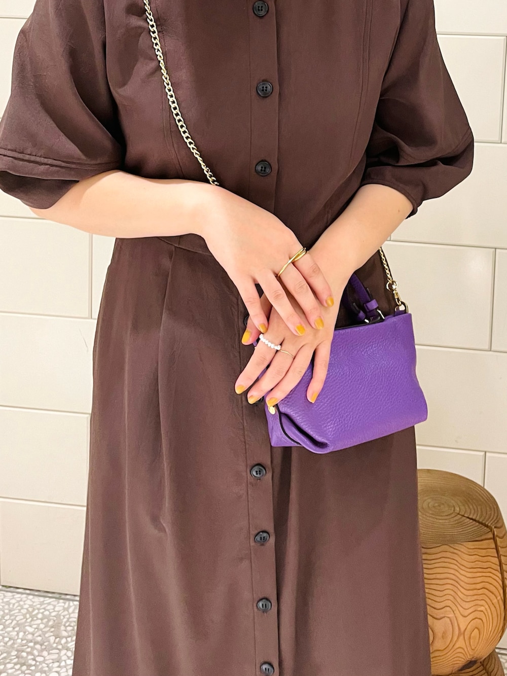 「秋服準備はじめました、シンプル、ショルダーバッグ、ミニバッグ、ブーツ、ワンピース、ブラウン、オトナカジュアル」｜「URBAN RESEARCHのランタンスリーブワンピース（ワンピース、ブラウン系）」を使った、MINAMIさん（レディース・158cm）の秋コーディネートの3枚目の写真
