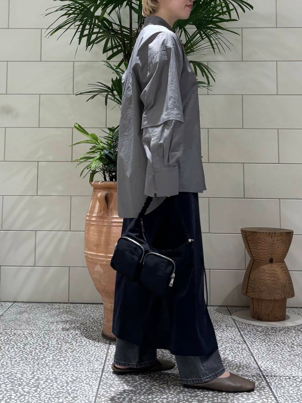 「大人カジュアル、デニム、URBANRESEARCH、newarrival、休日スタイル、レイヤードコーデ、骨格ウェーブ、ウェーブ×ブルベ夏、私のイチ推しブランド、過ごしやすい、ブラウスが主役の春コーデ」｜「RODE SKOのhun RODE SKO　Gather pocket（ショルダーバッグ、ブラック系）」を使った、MINAMIさん（レディース・158cm）の春コーディネートの2枚目の写真