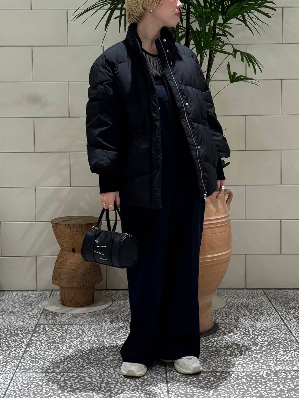 「デートコーデ、冬コーデ、URBANRESEARCH、ダウン、スニーカーコーデ、newarrival、ブルベ夏、骨格ウェーブ、ウェーブ×ブルベ夏」｜「NIKEのNIKE　V2K RUN（スニーカー、ホワイト系）」を使った、MINAMIさん（レディース・158cm）の冬コーディネートの3枚目の写真